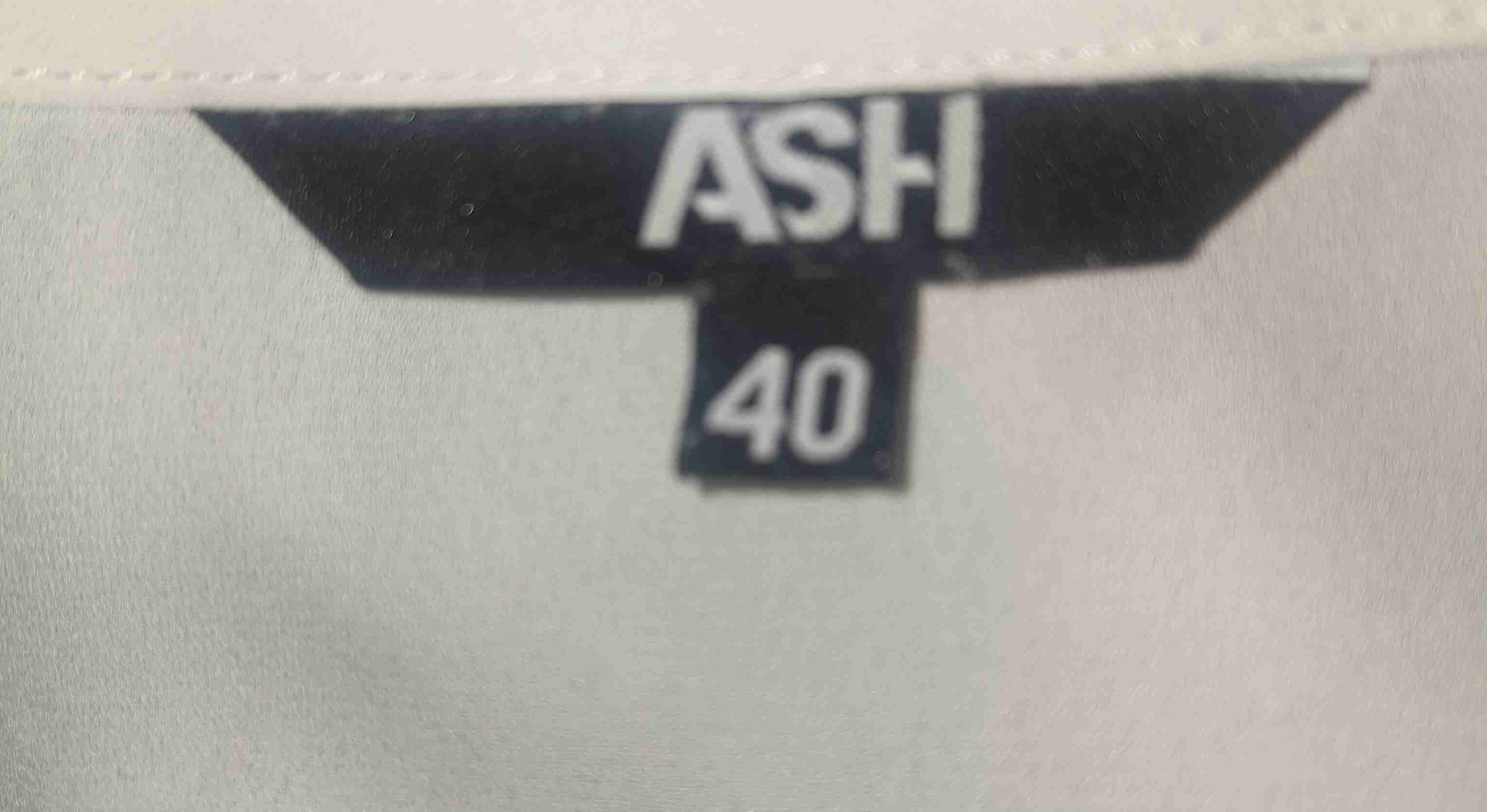 Blusa blanca con tachas - miniatura 3