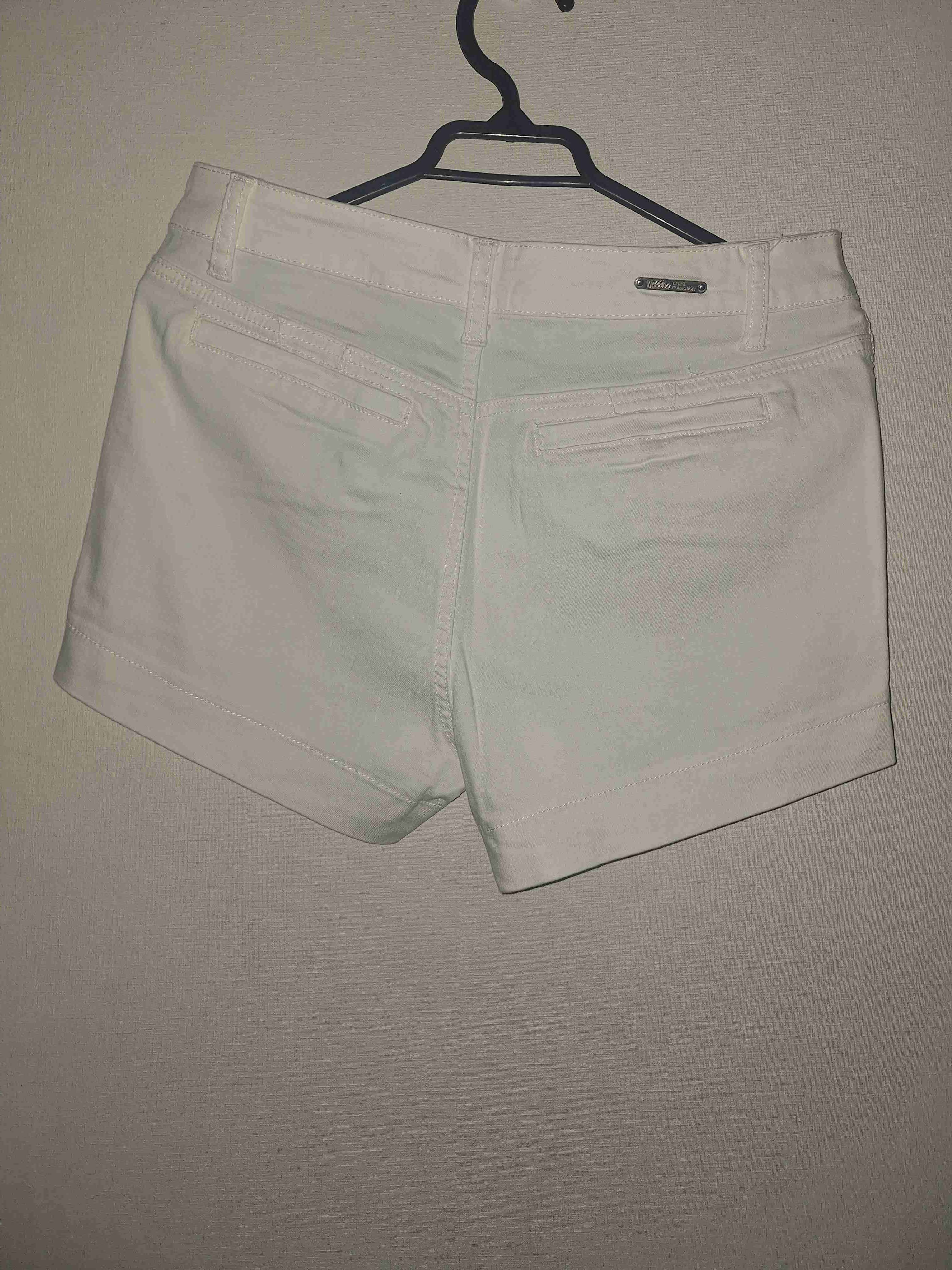 Shorts blancos con botones decorativos - miniatura 2
