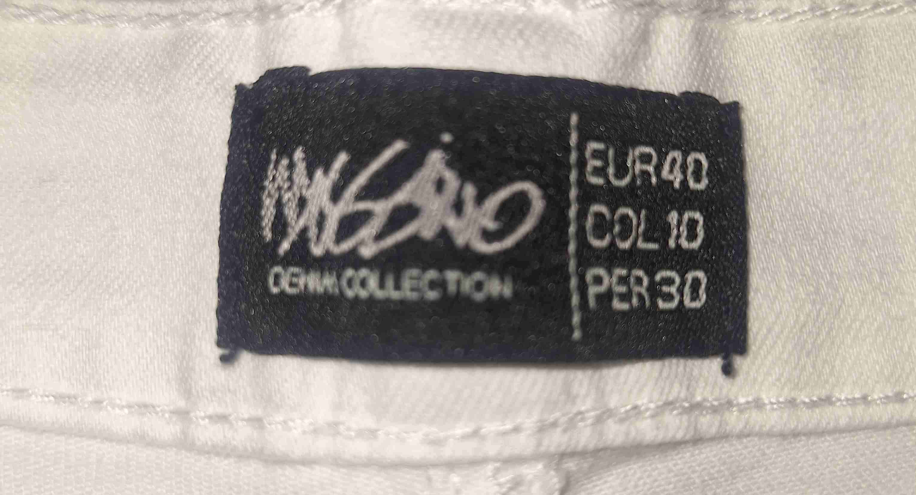 Shorts blancos con botones decorativos - miniatura 3