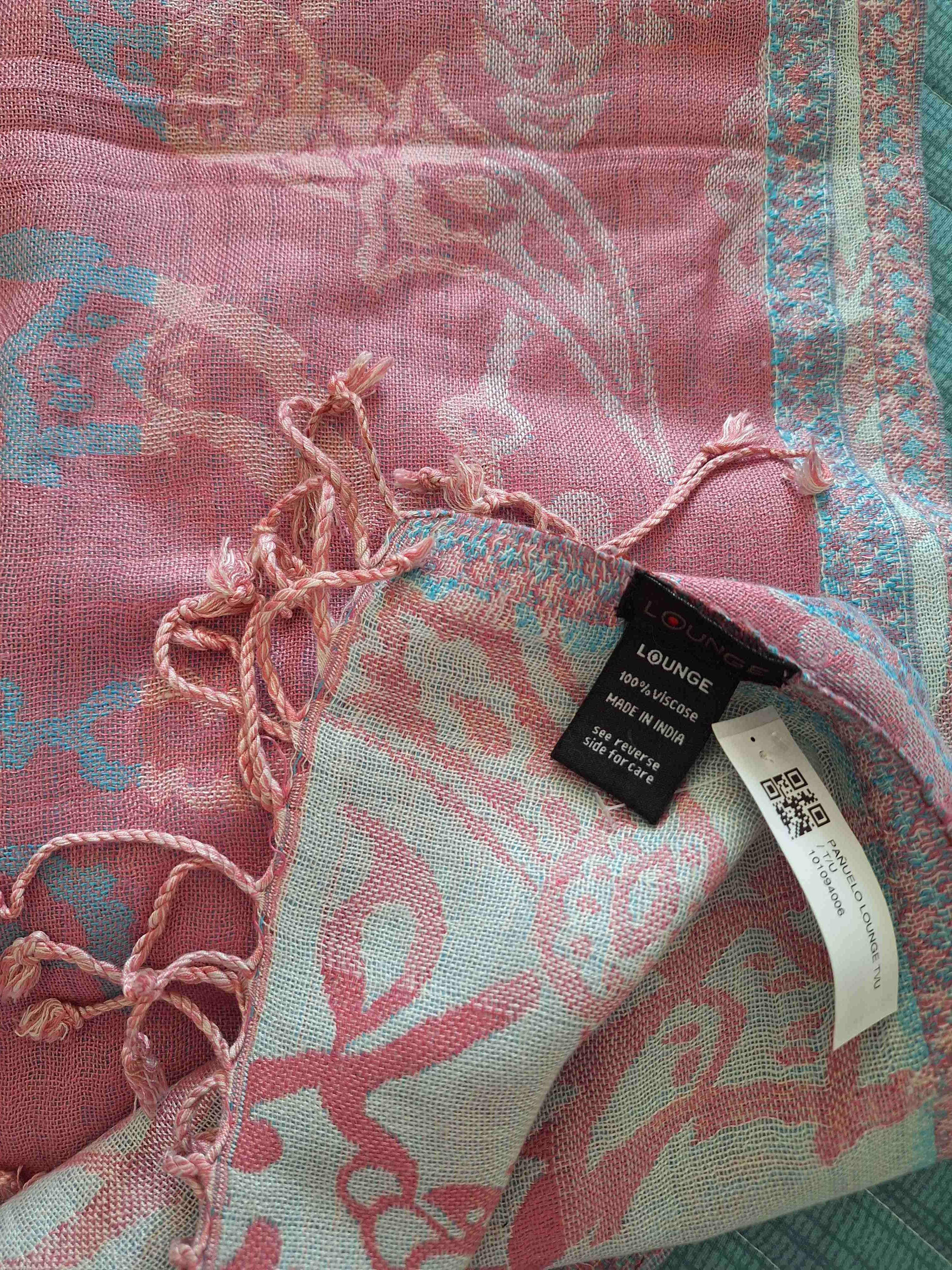 Chal rosado con diseño floral