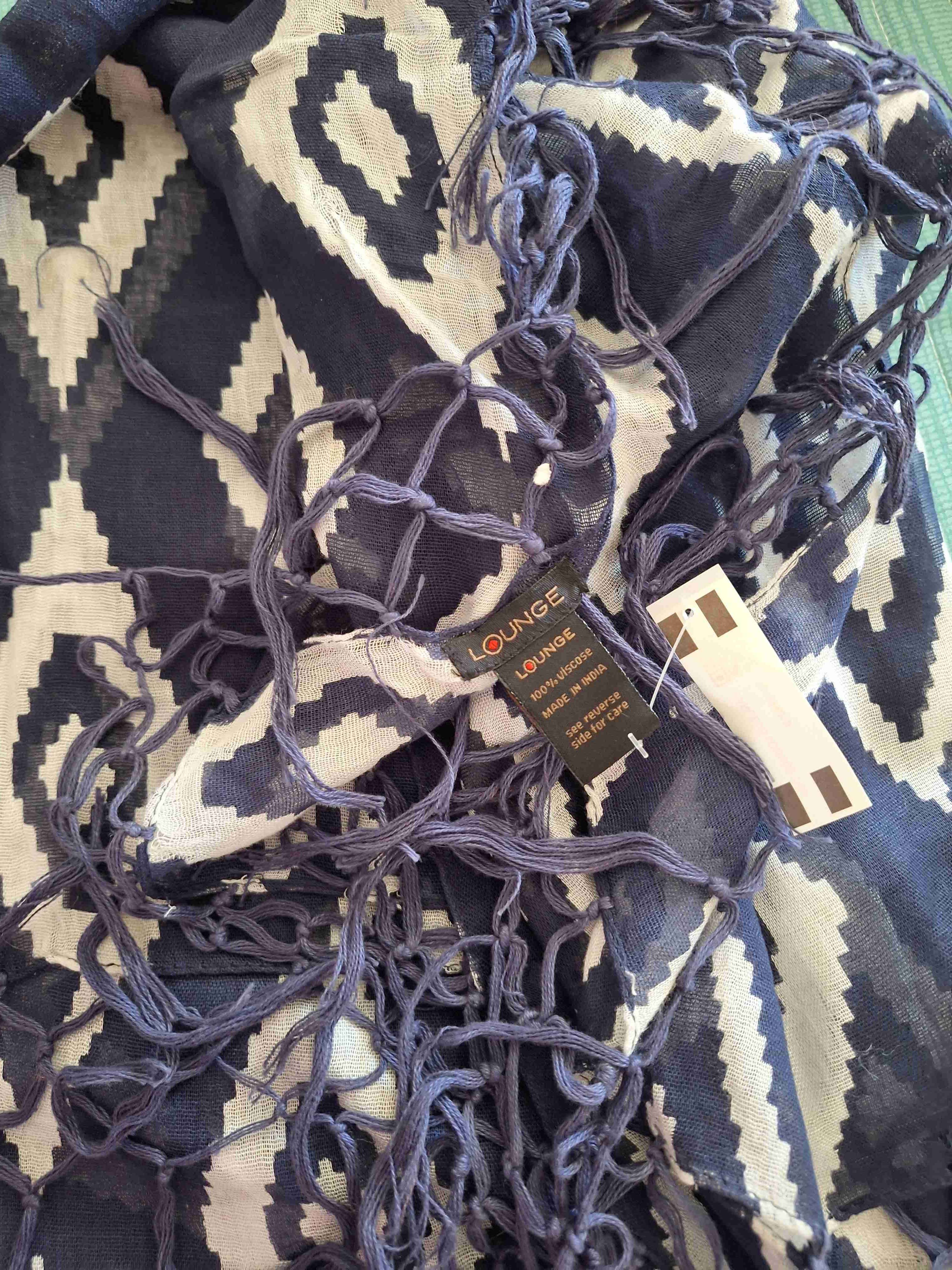 Pañuelo azul con flecos