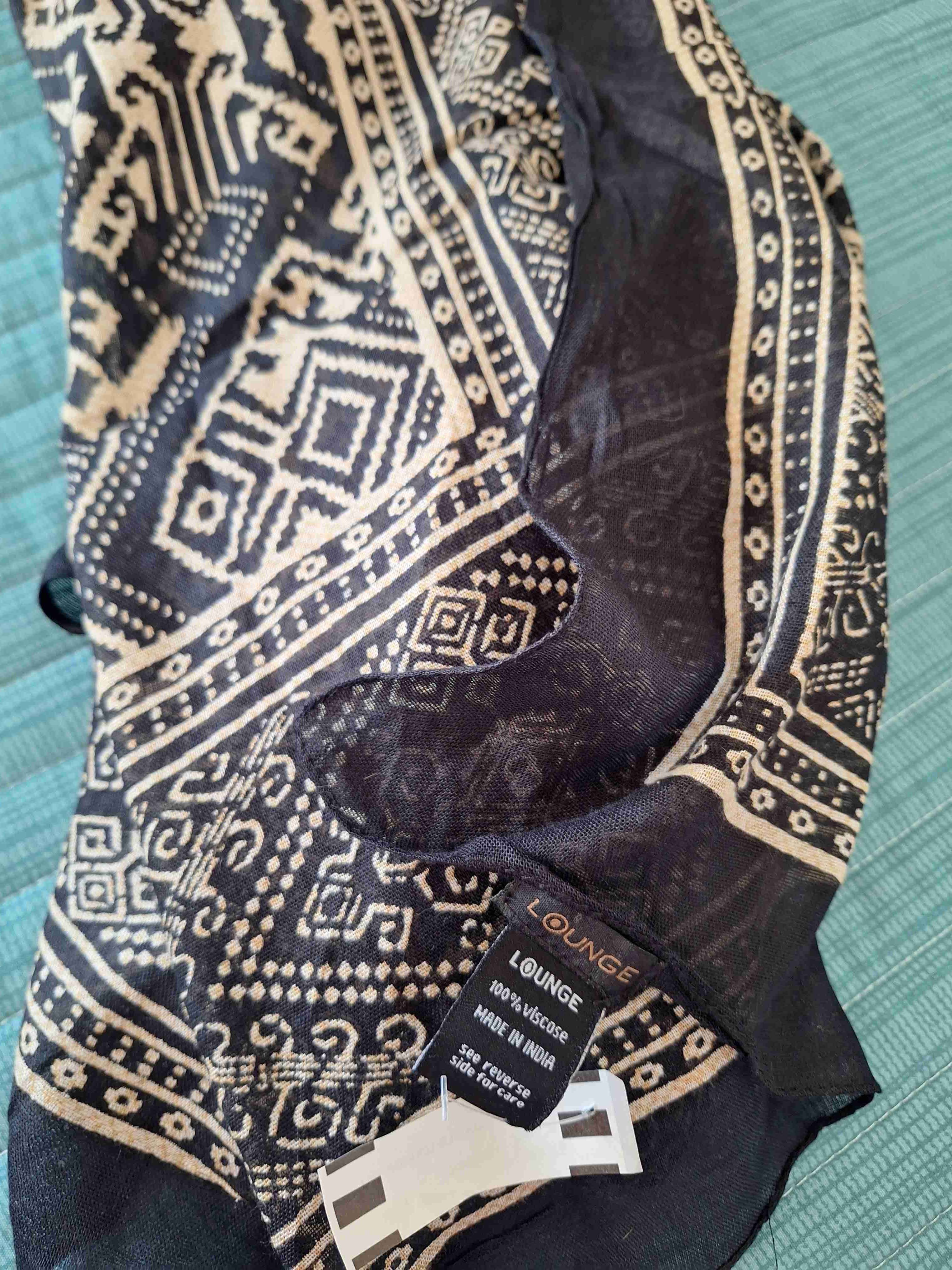 Pañuelo negro con estampado étnico