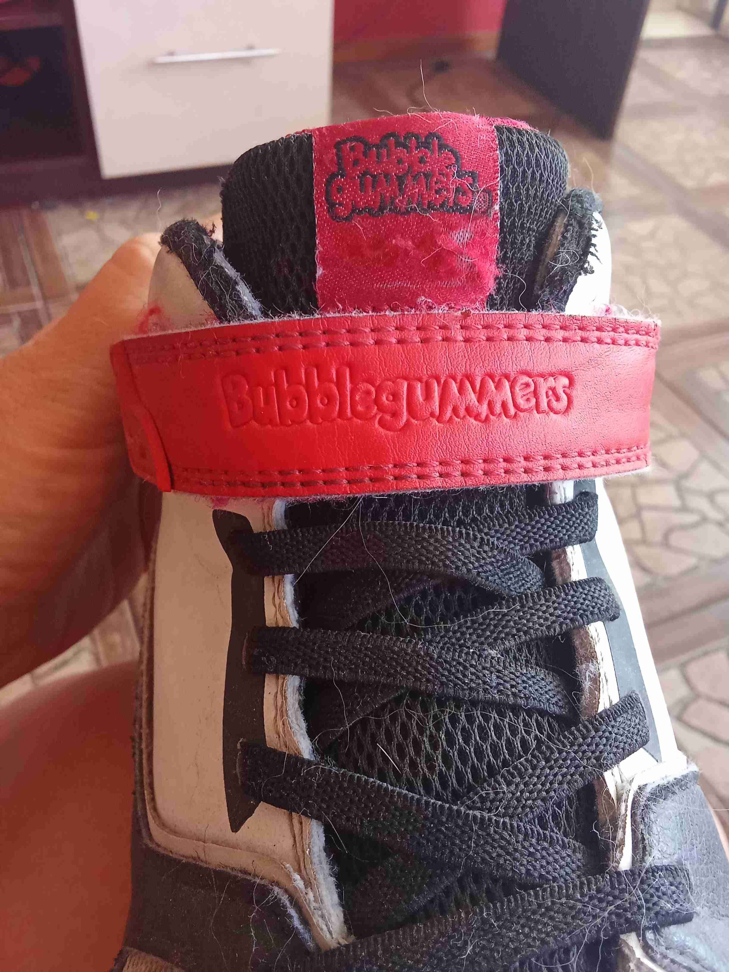 Zapatillas deportivas blancas y negras - miniatura 2