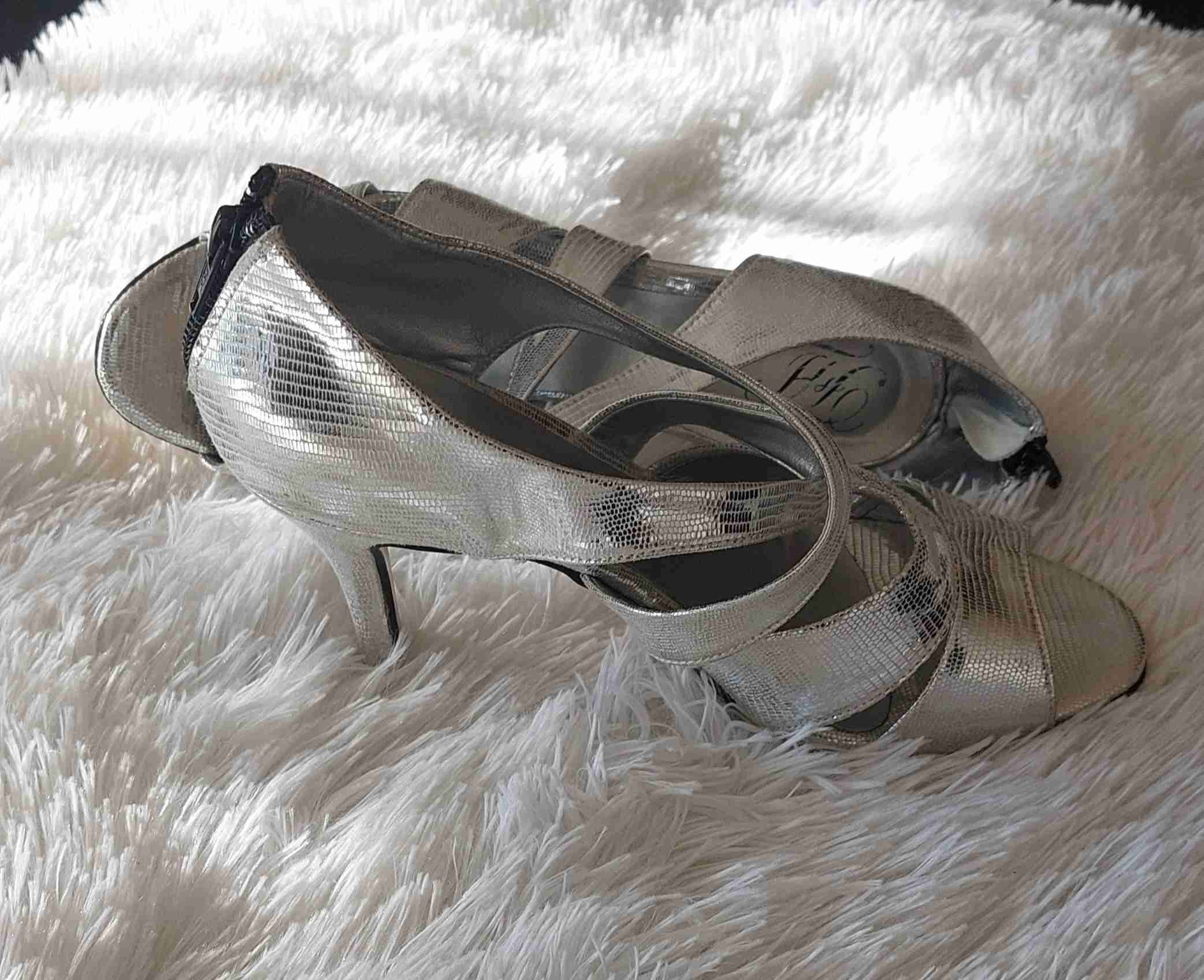 Sandalias plateadas de tacón alto - miniatura 3