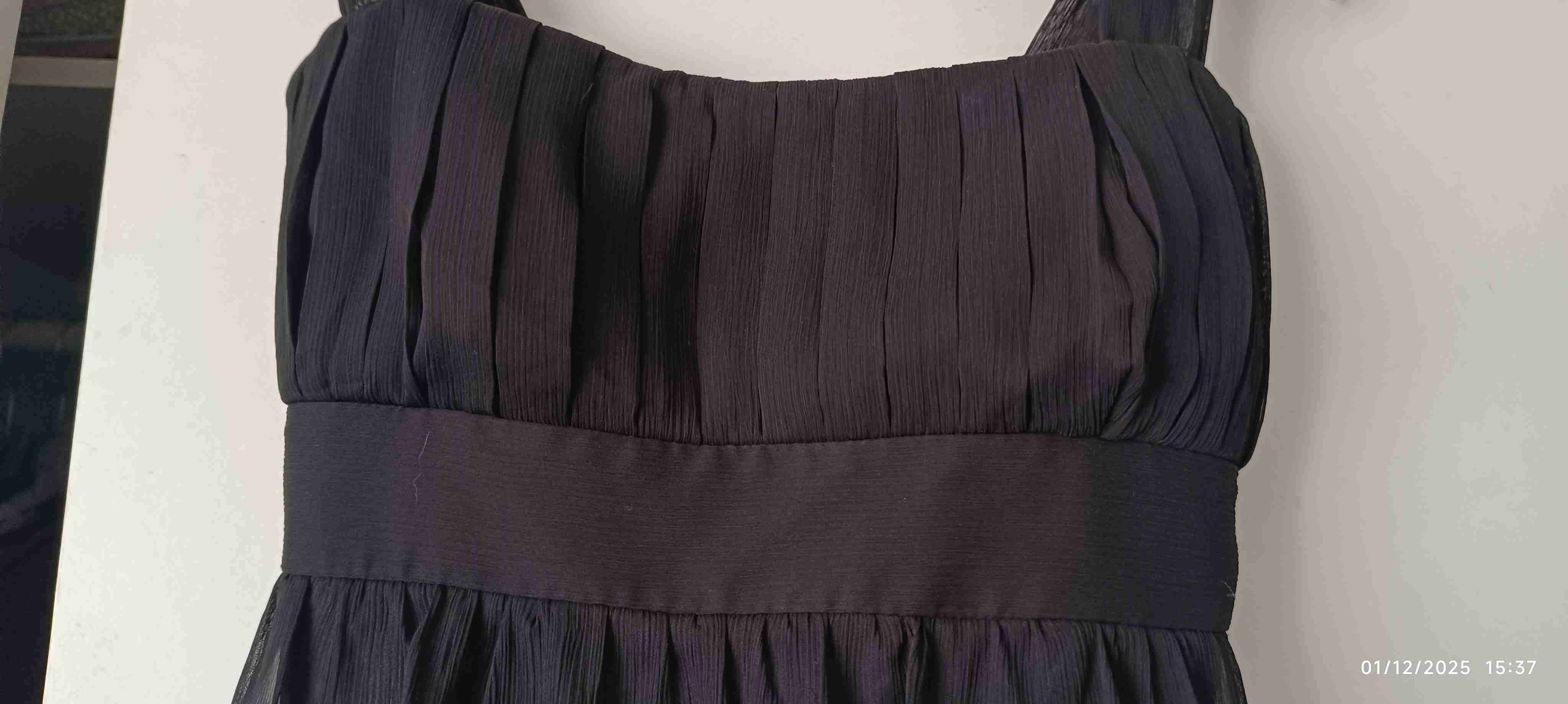 Vestido negro elegante hermoso tiene falso - miniatura 1