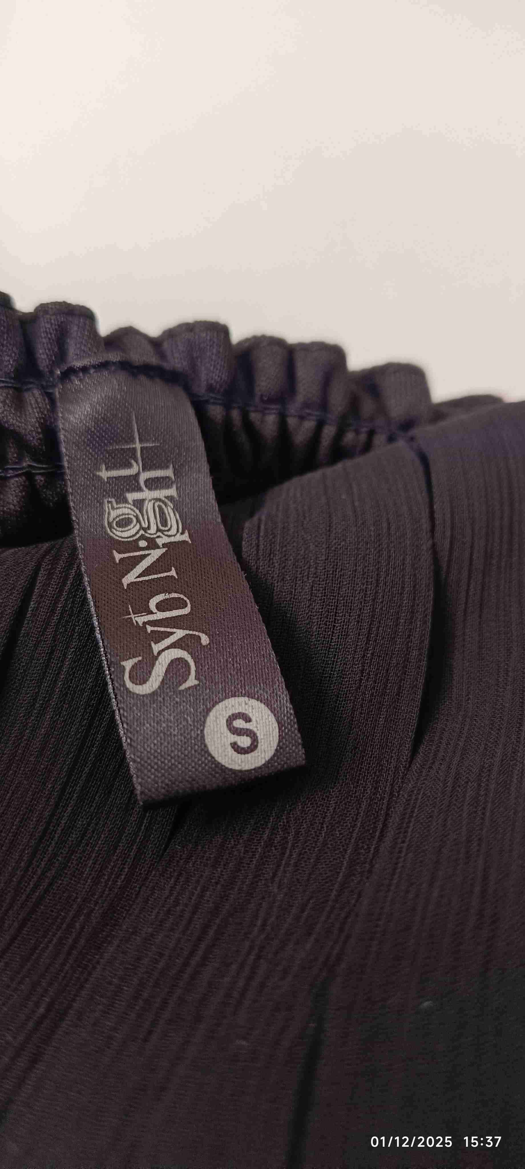 Vestido negro elegante hermoso tiene falso - miniatura 2