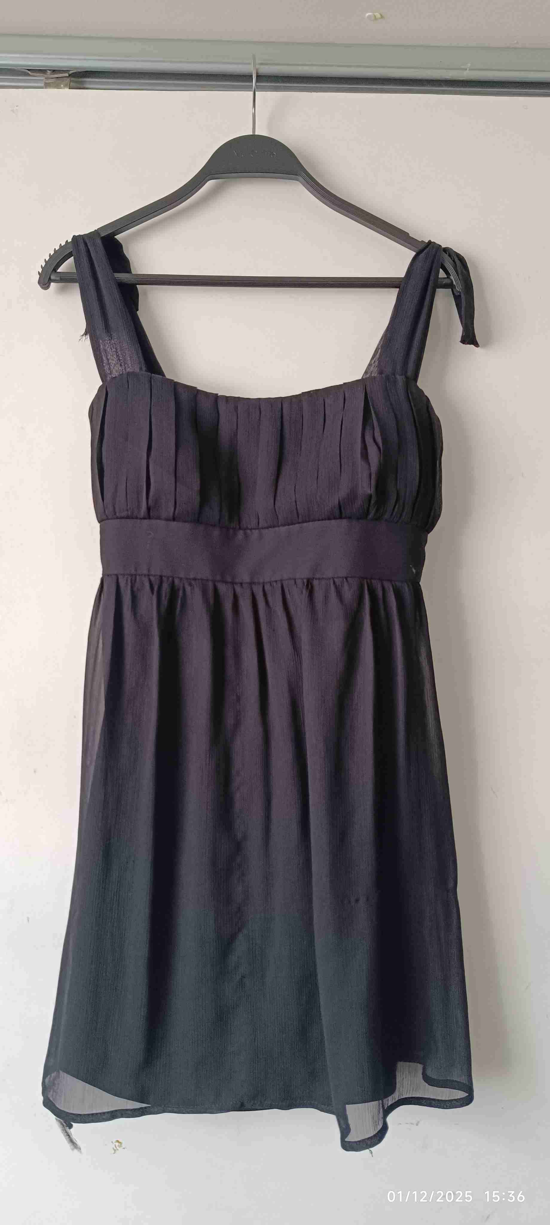 Vestido negro elegante hermoso tiene falso - miniatura 4