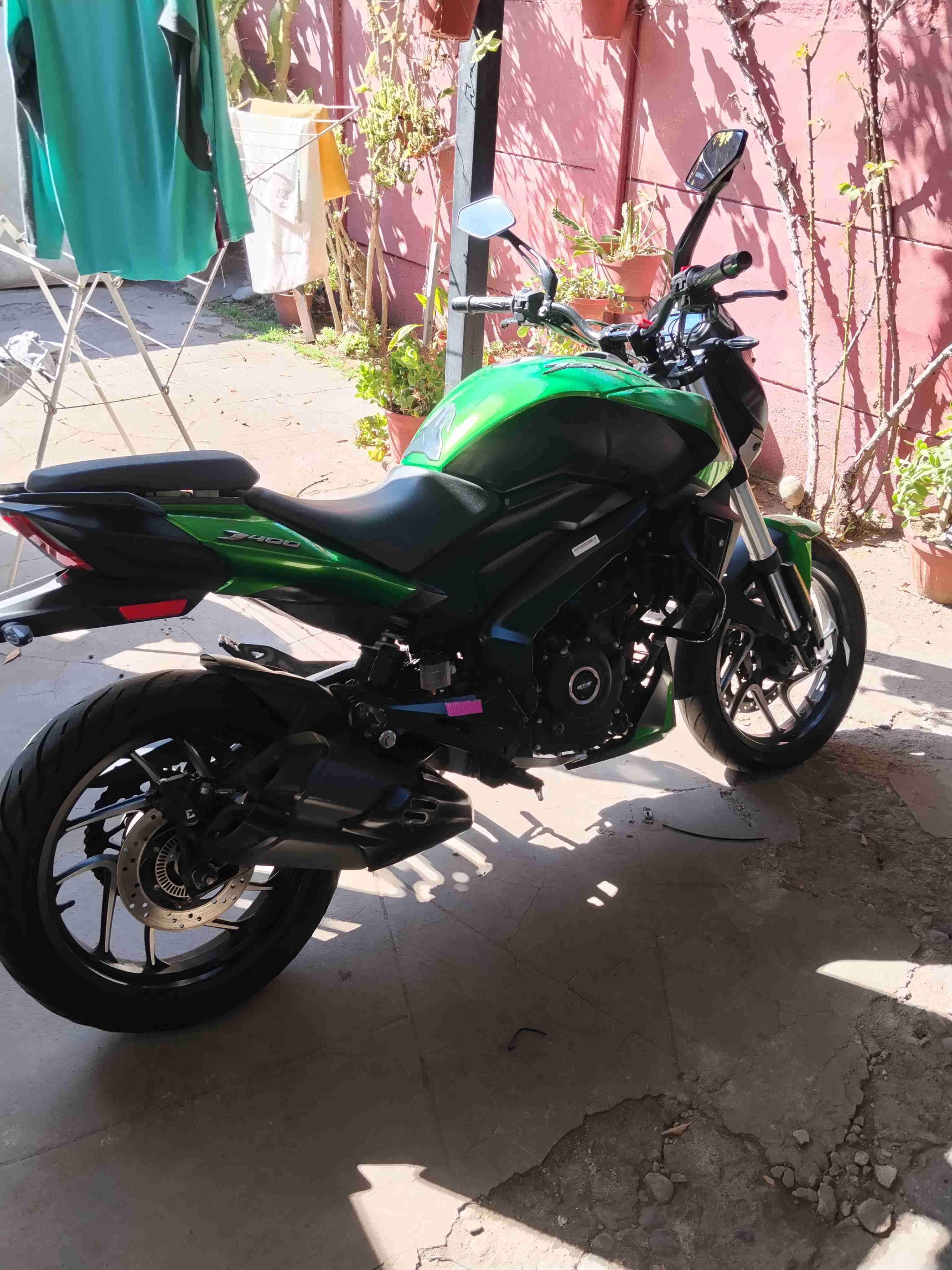 Moto Bajaj dominar 400 año 2022 - miniatura 1