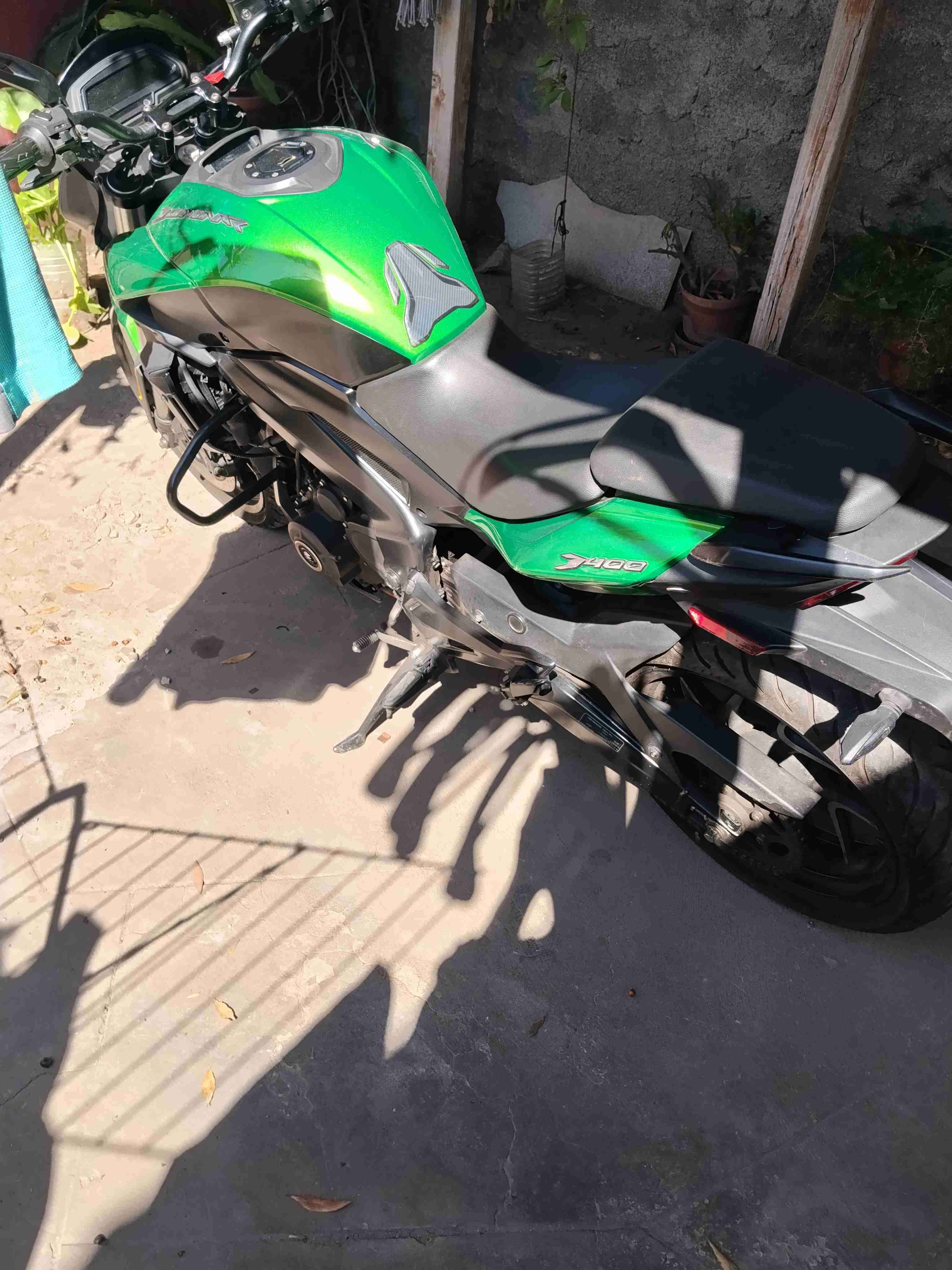 Moto Bajaj dominar 400 año 2022 - miniatura 2