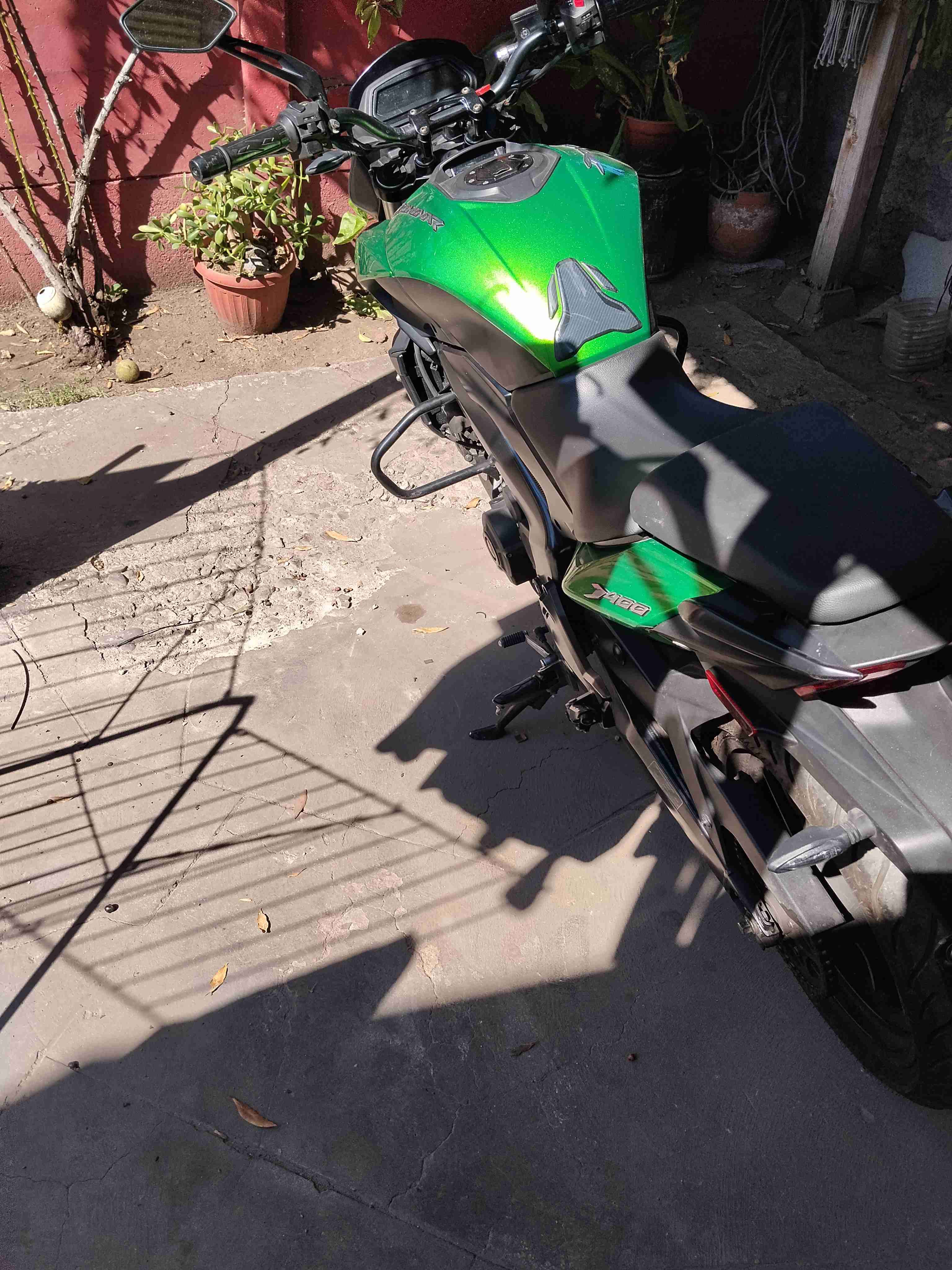 Moto Bajaj dominar 400 año 2022 - miniatura 3