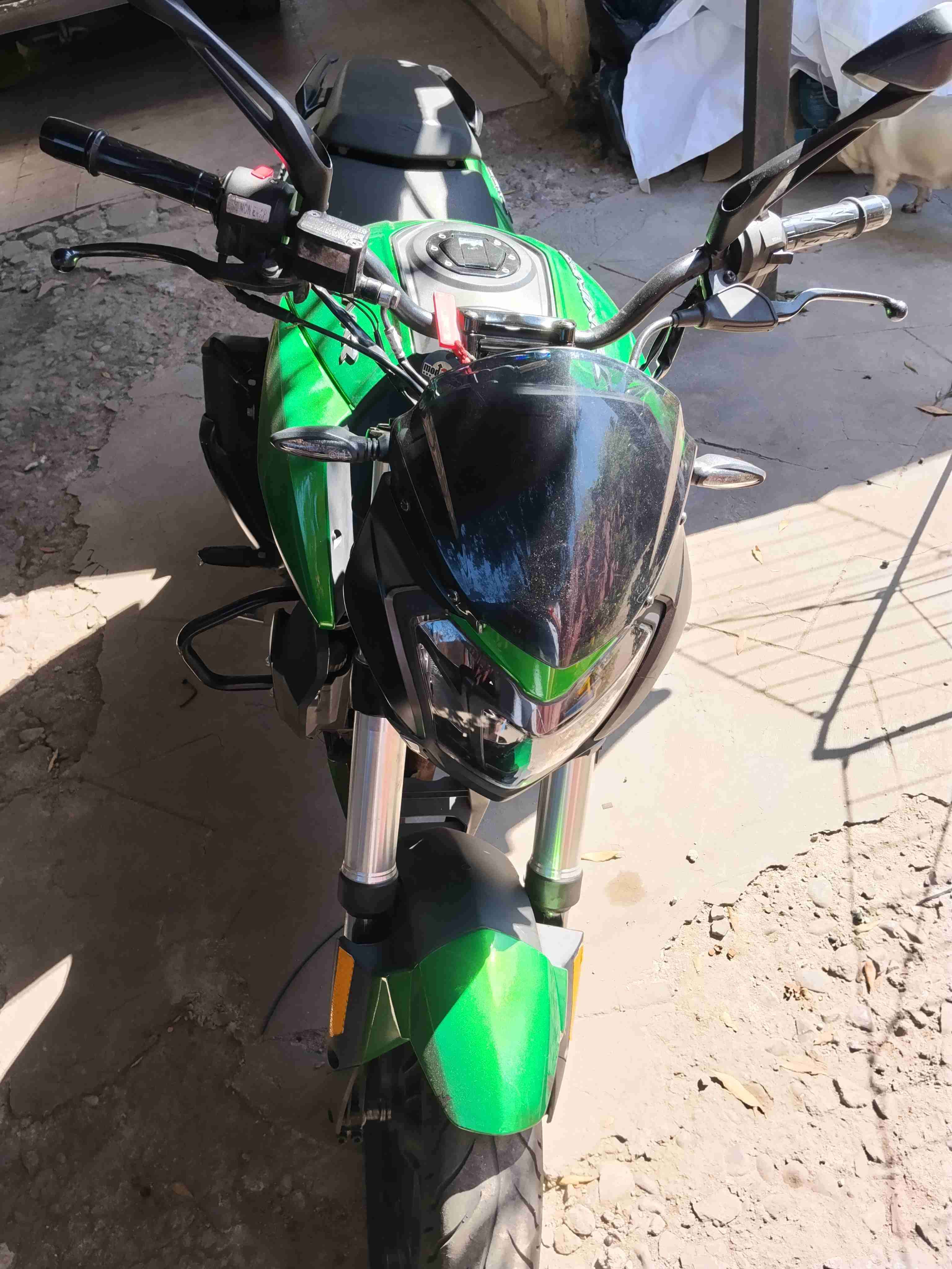 Moto Bajaj dominar 400 año 2022 - miniatura 4