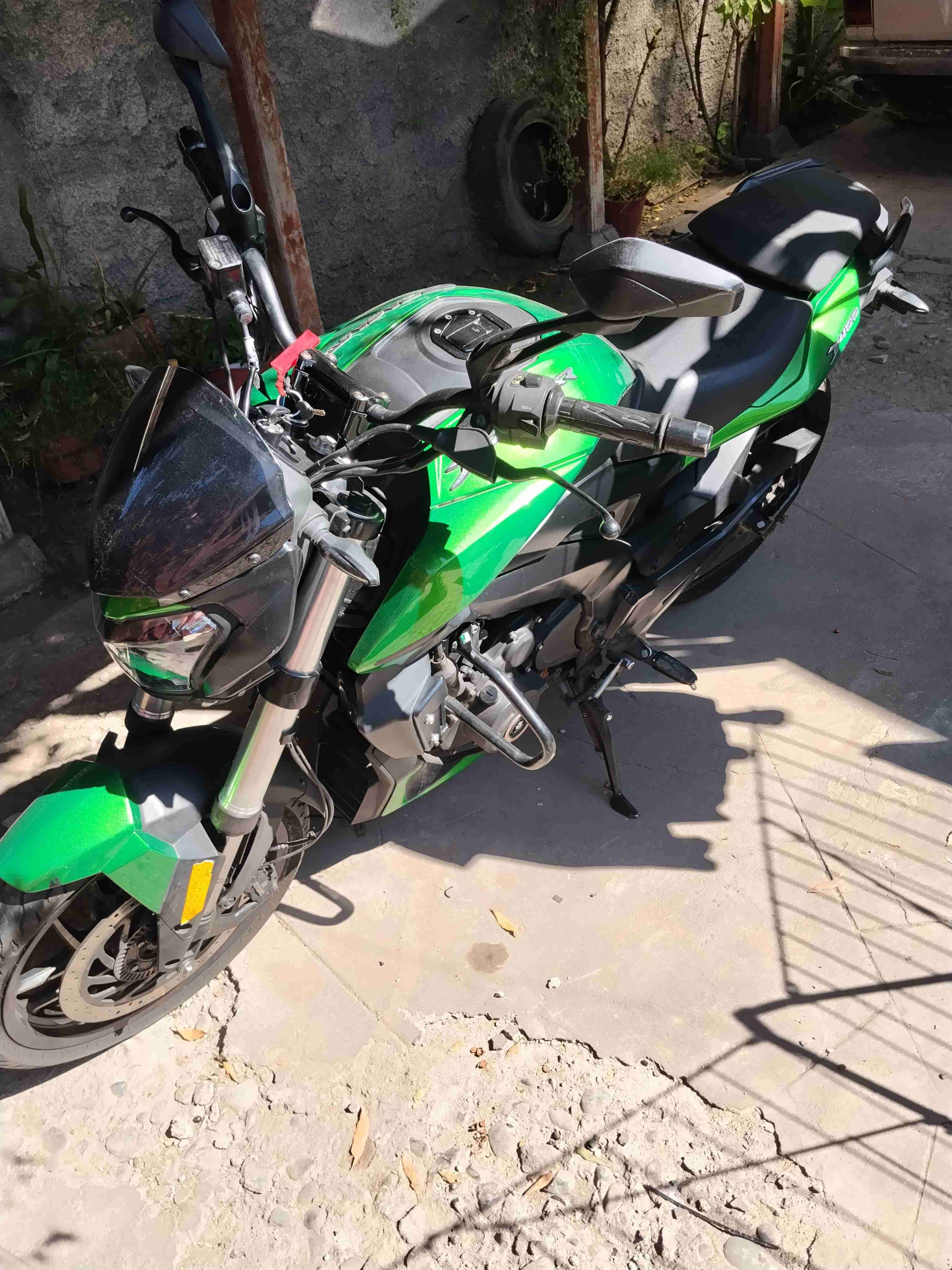 Moto Bajaj dominar 400 año 2022 - miniatura 5