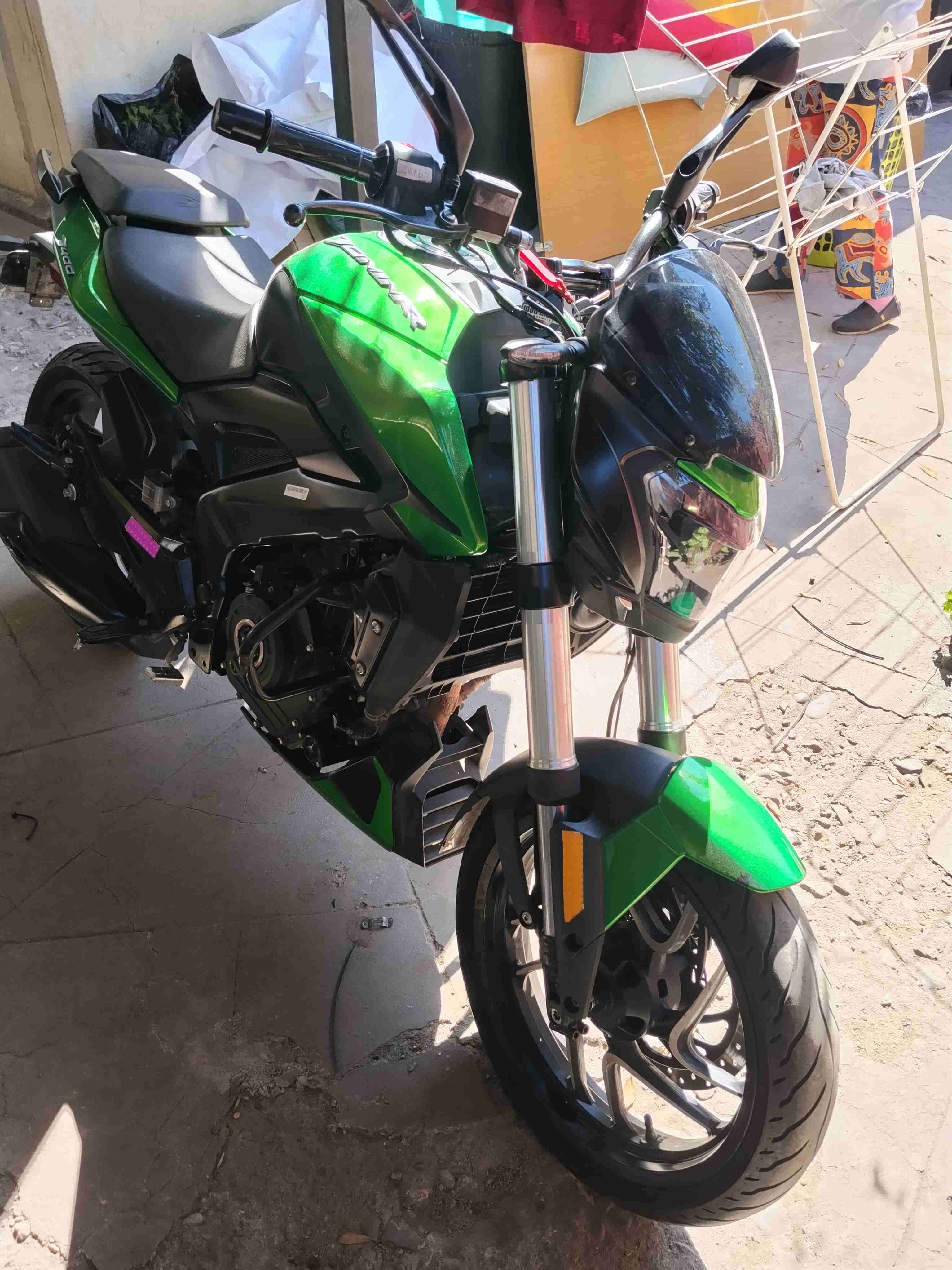 Moto Bajaj dominar 400 año 2022 - miniatura 6