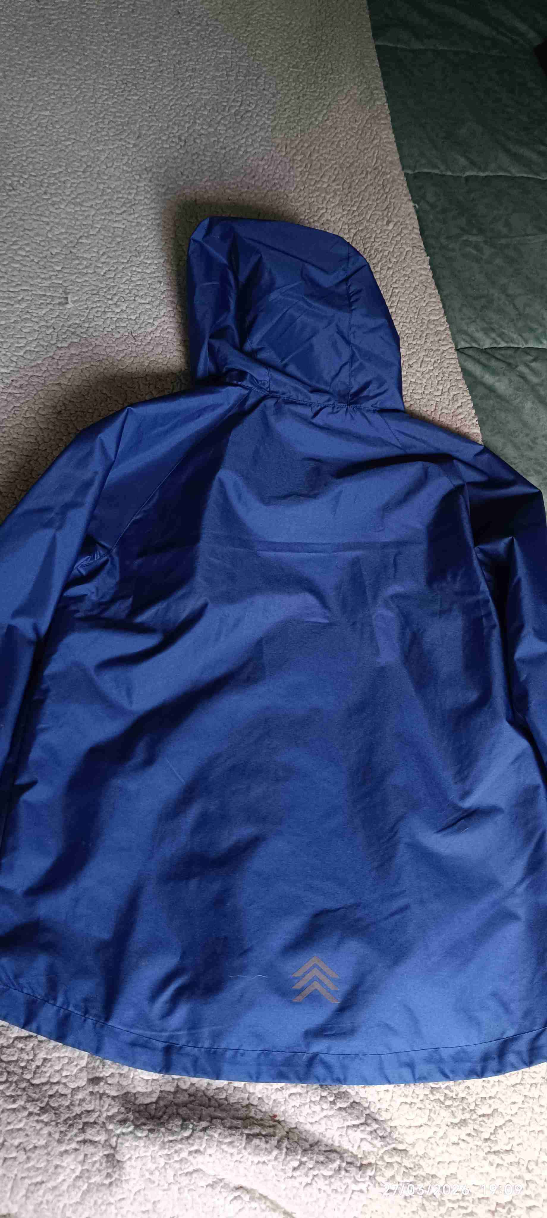 Chaqueta azul con capucha - miniatura 2