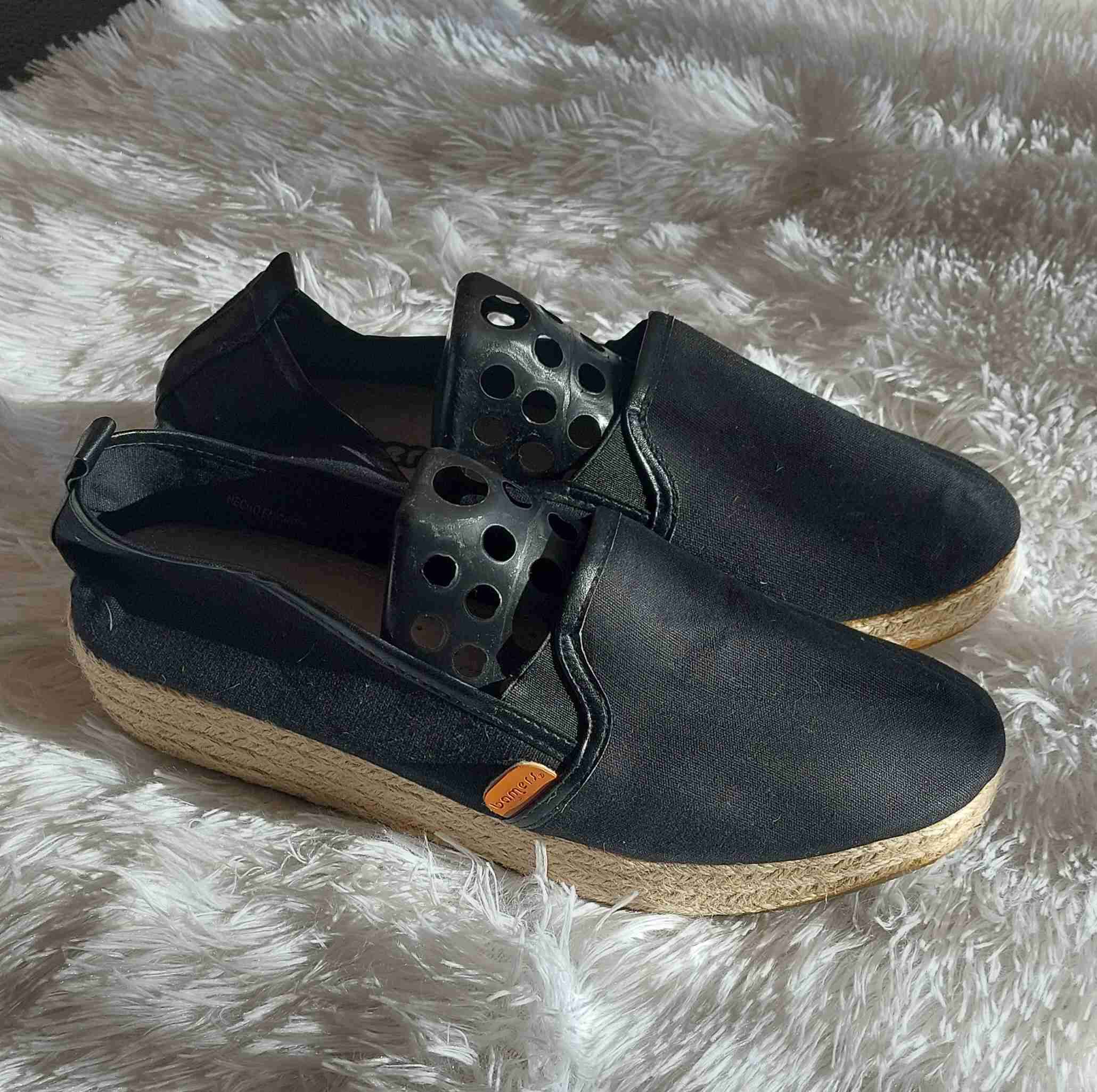 Alpargatas negras con diseño - miniatura 2