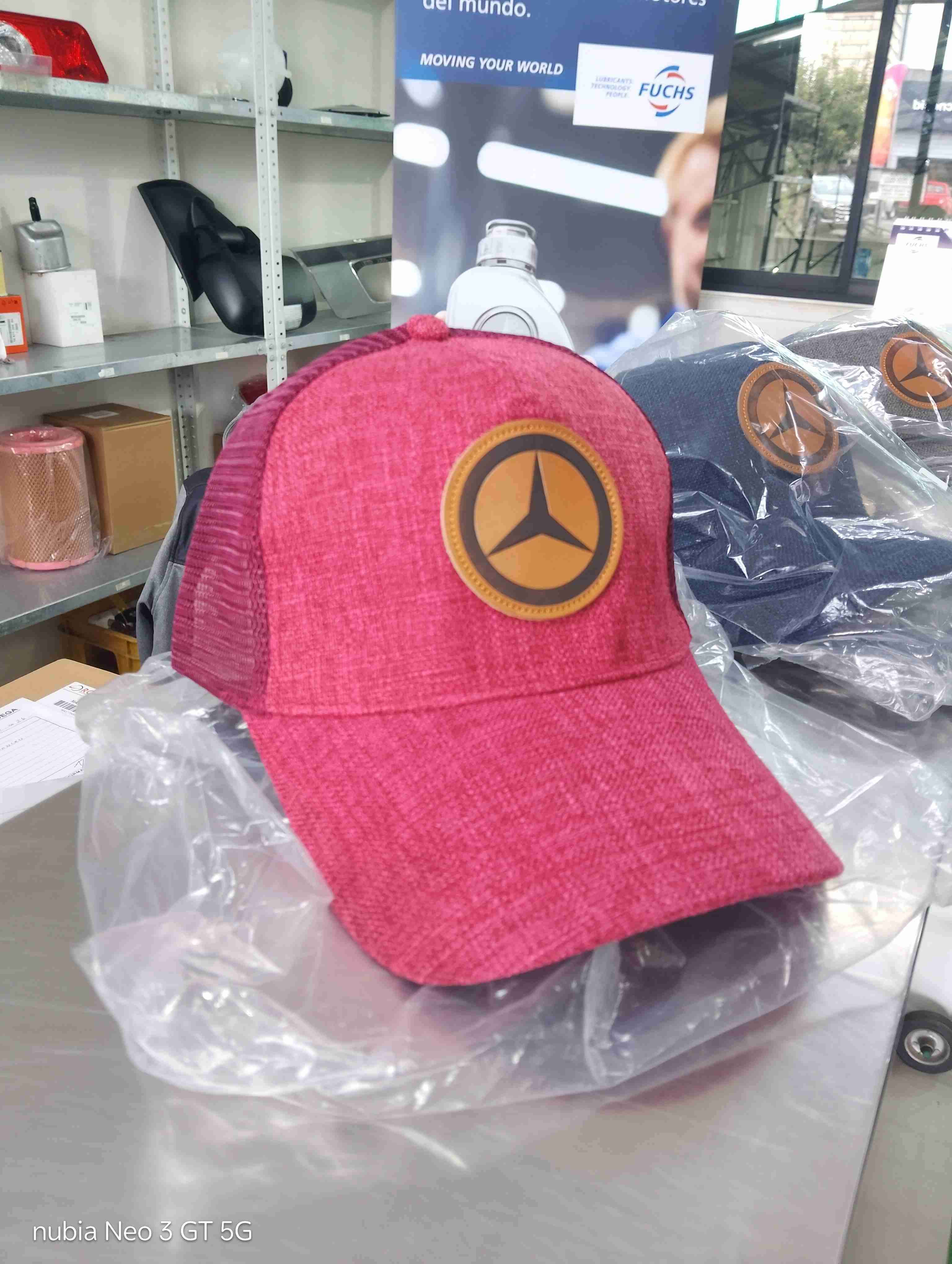 Gorra roja con logo - miniatura 1