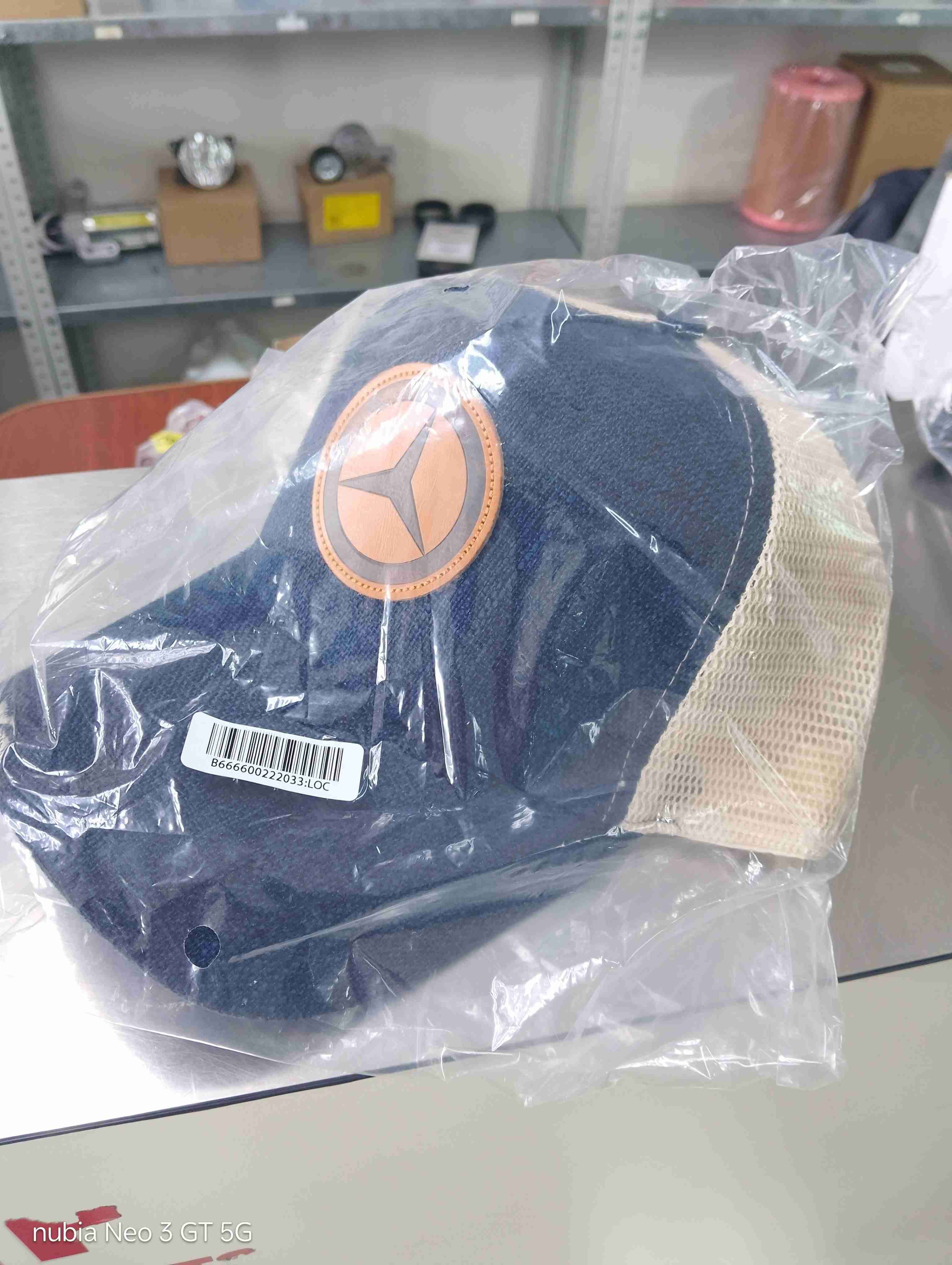 Gorra roja con logo - miniatura 3