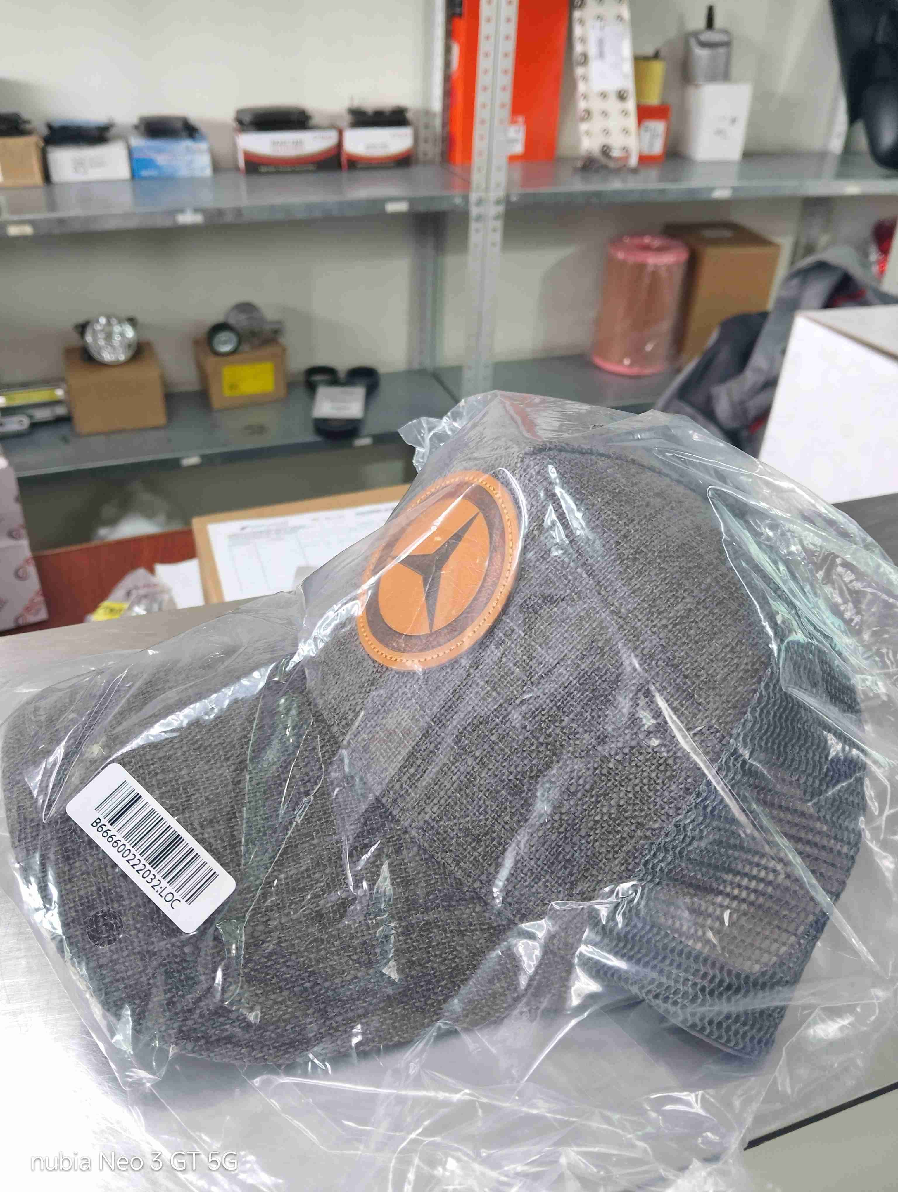 Gorra roja con logo - miniatura 4