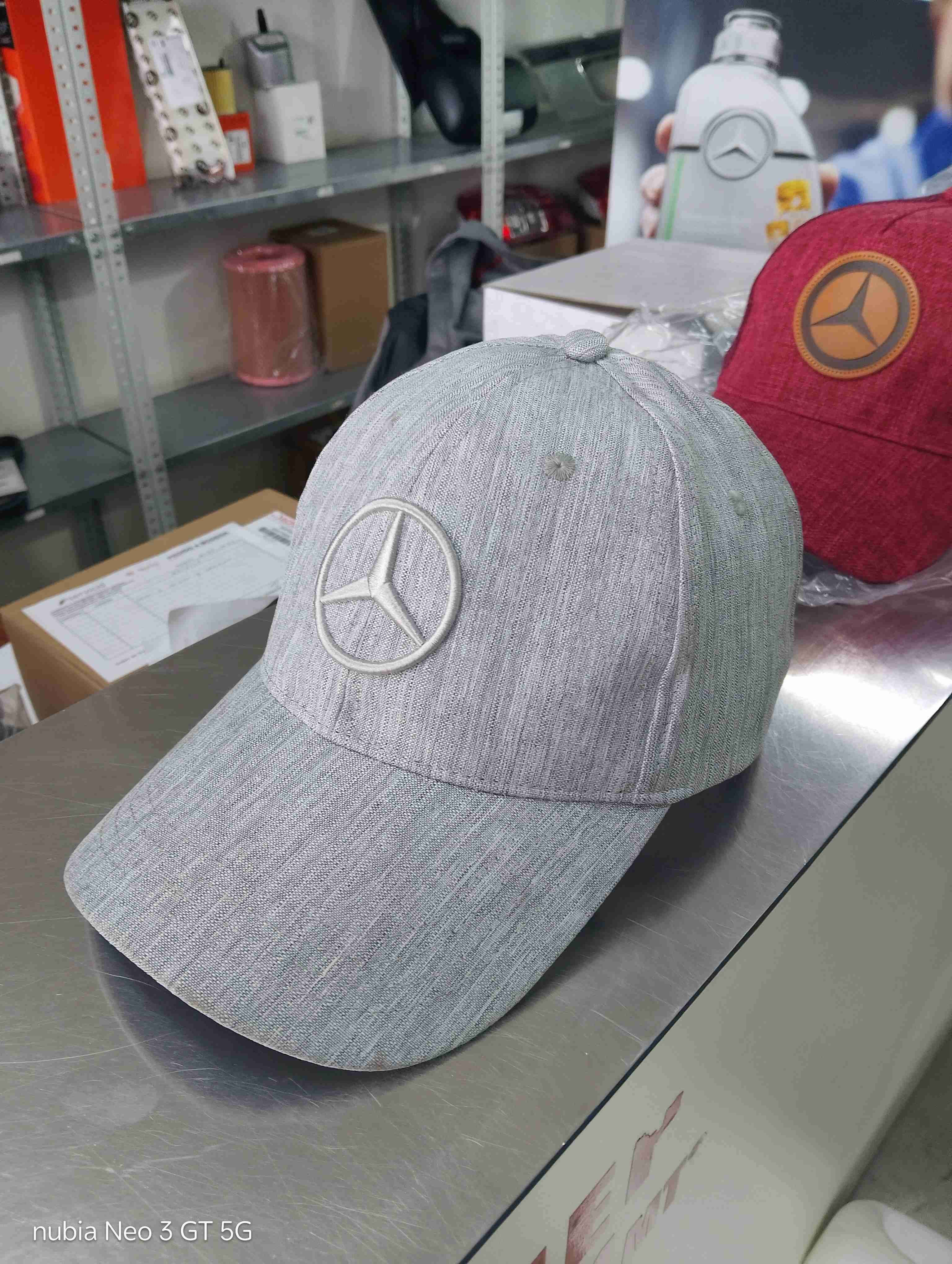 Gorra roja con logo - miniatura 5