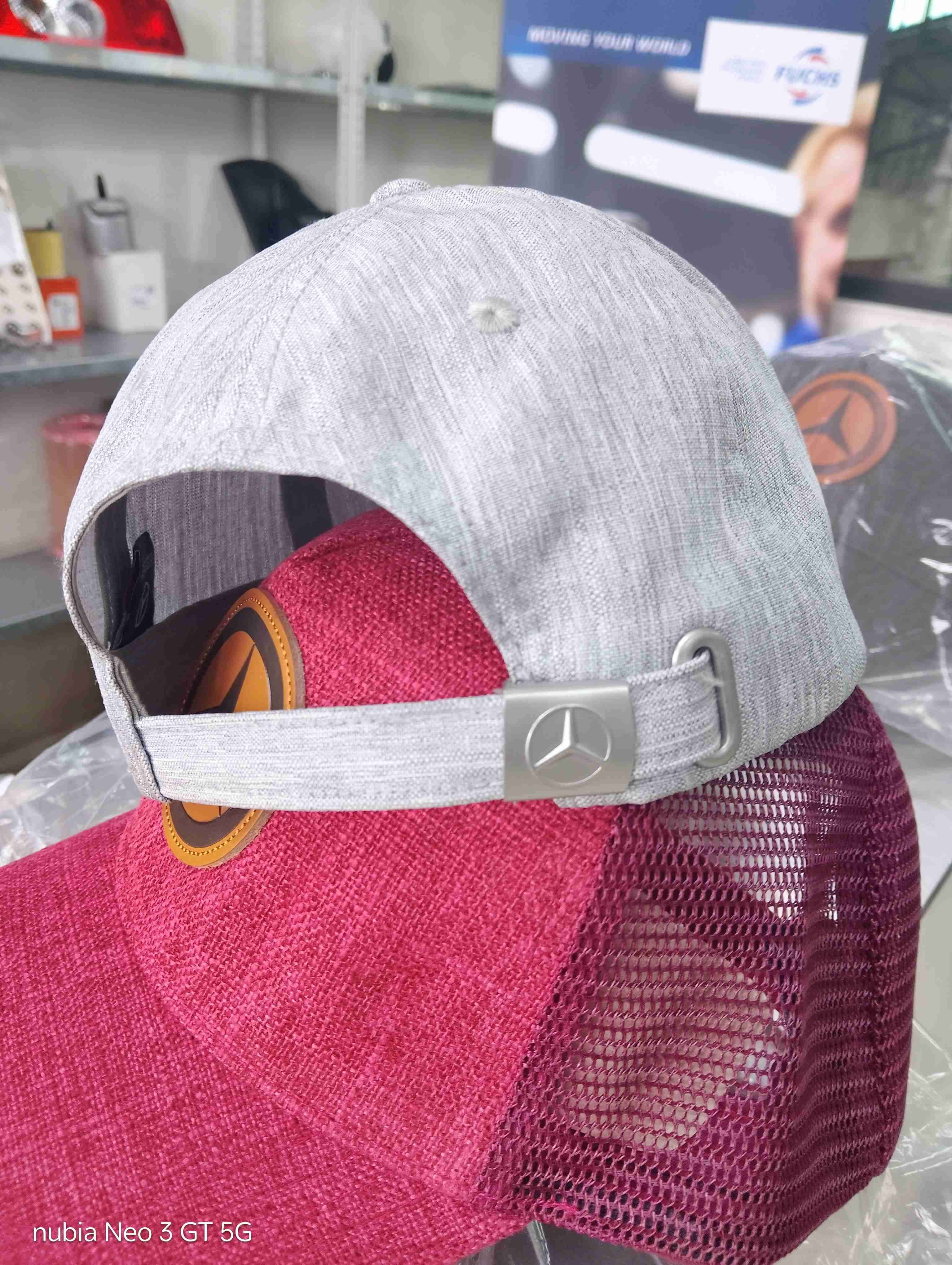 Gorra roja con logo - miniatura 6