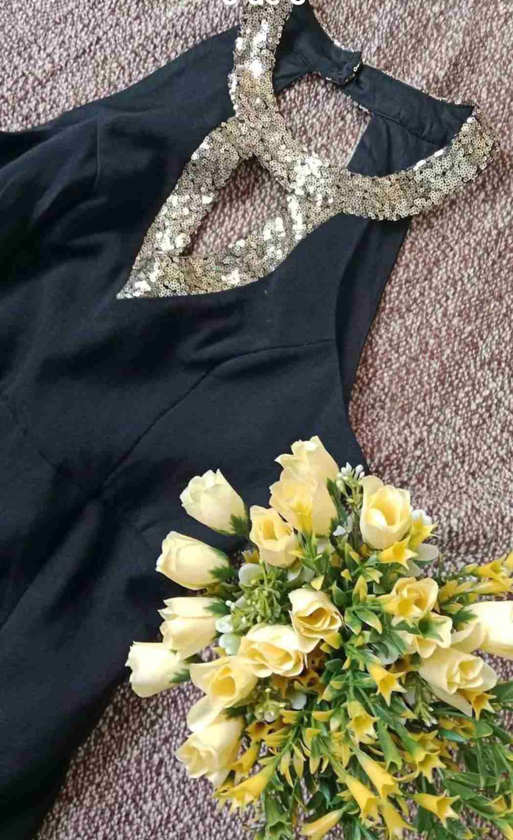 Vestido negro con lentejuelas - miniatura 1