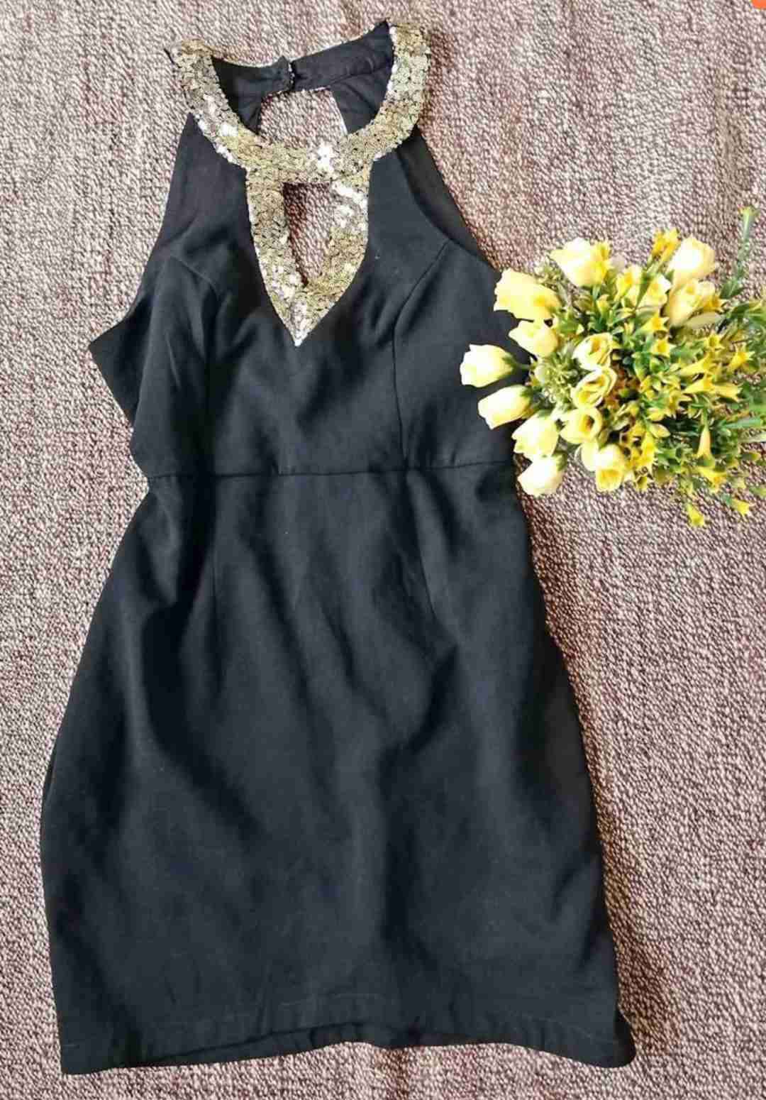 Vestido negro con lentejuelas - miniatura 3