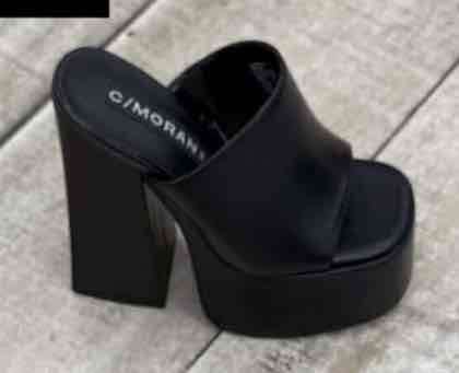 Sandalias negras de tacón alto