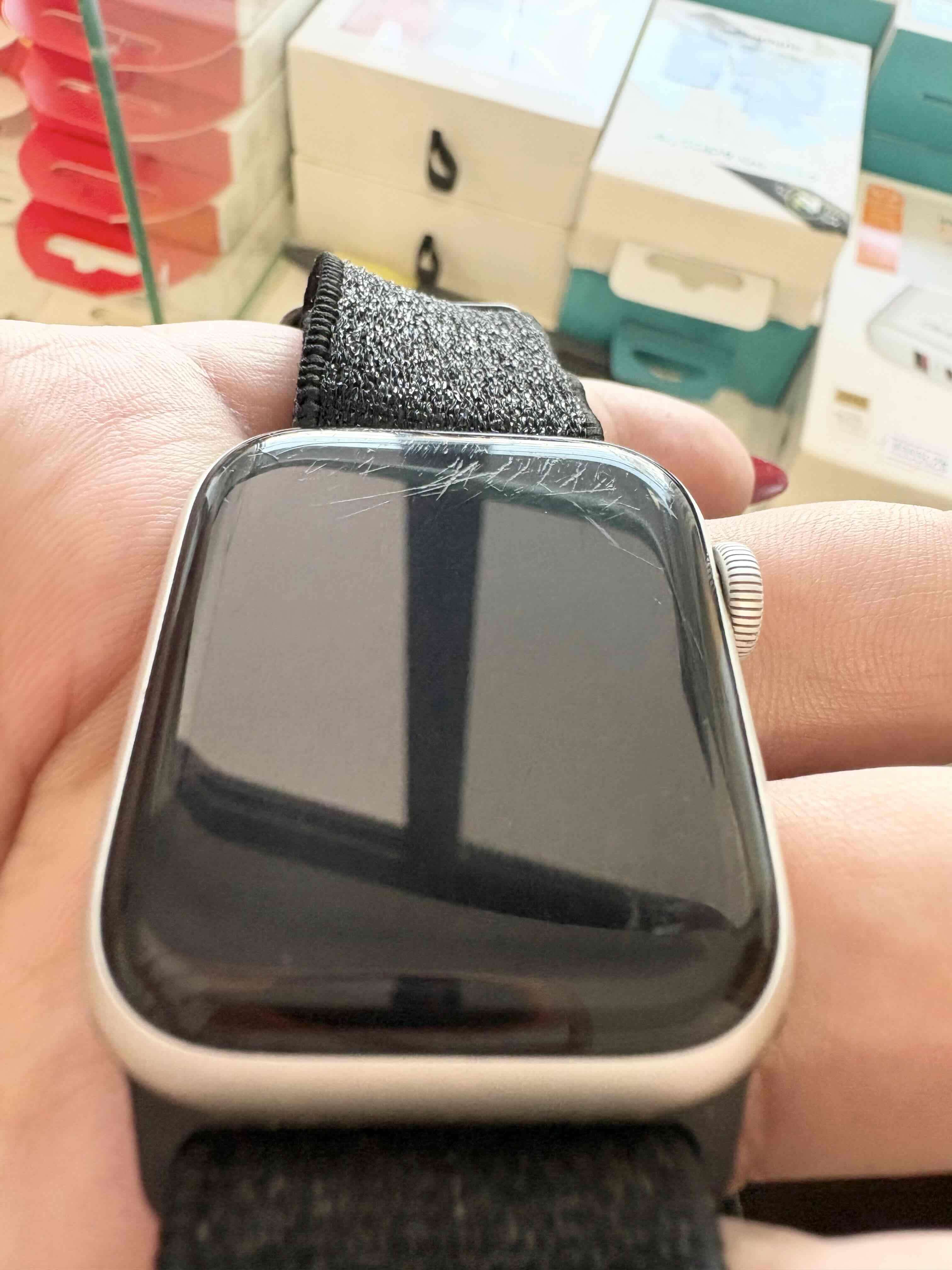 Apple Watch con correa negra - miniatura 1
