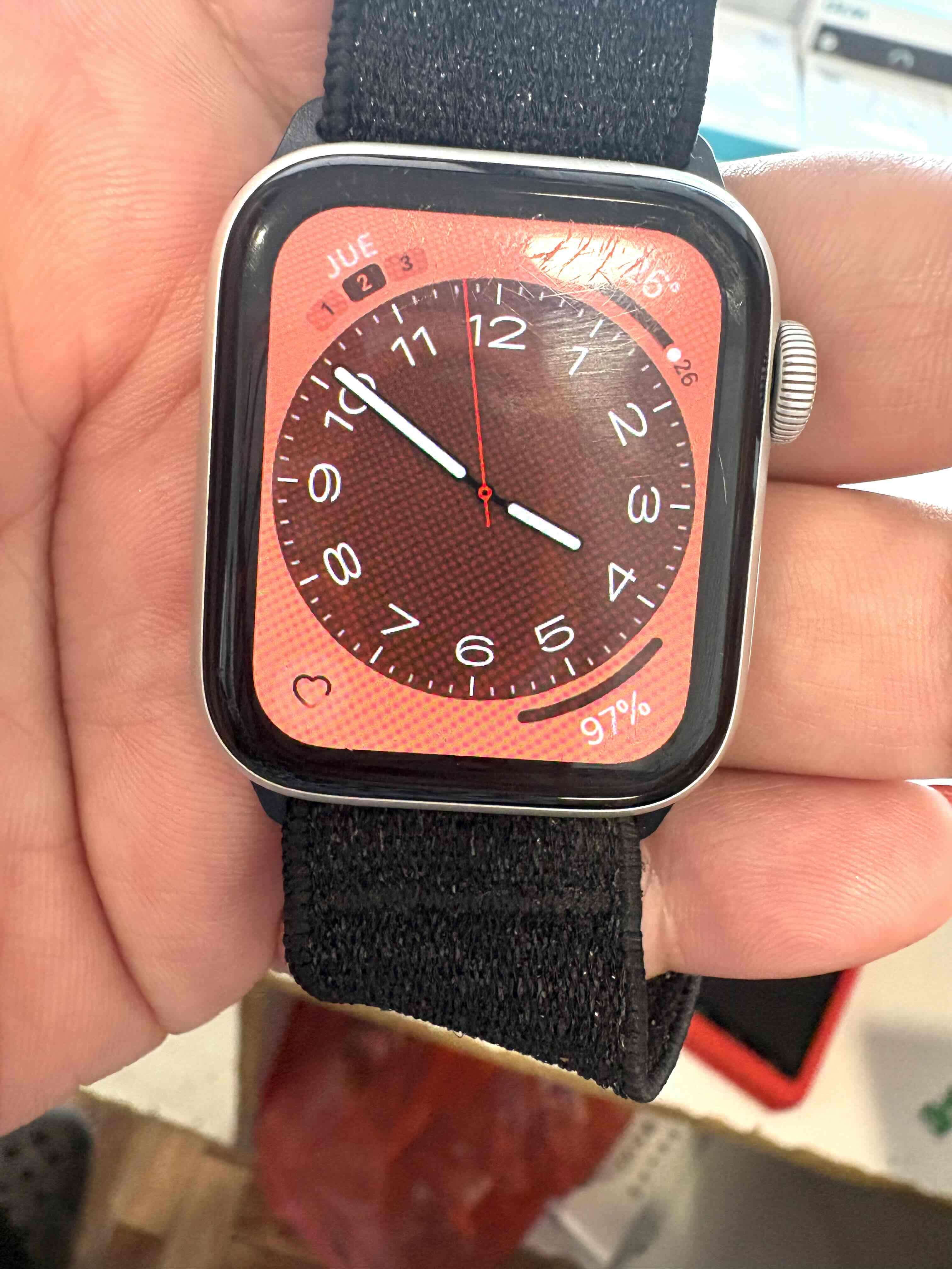 Apple Watch con correa negra - miniatura 2