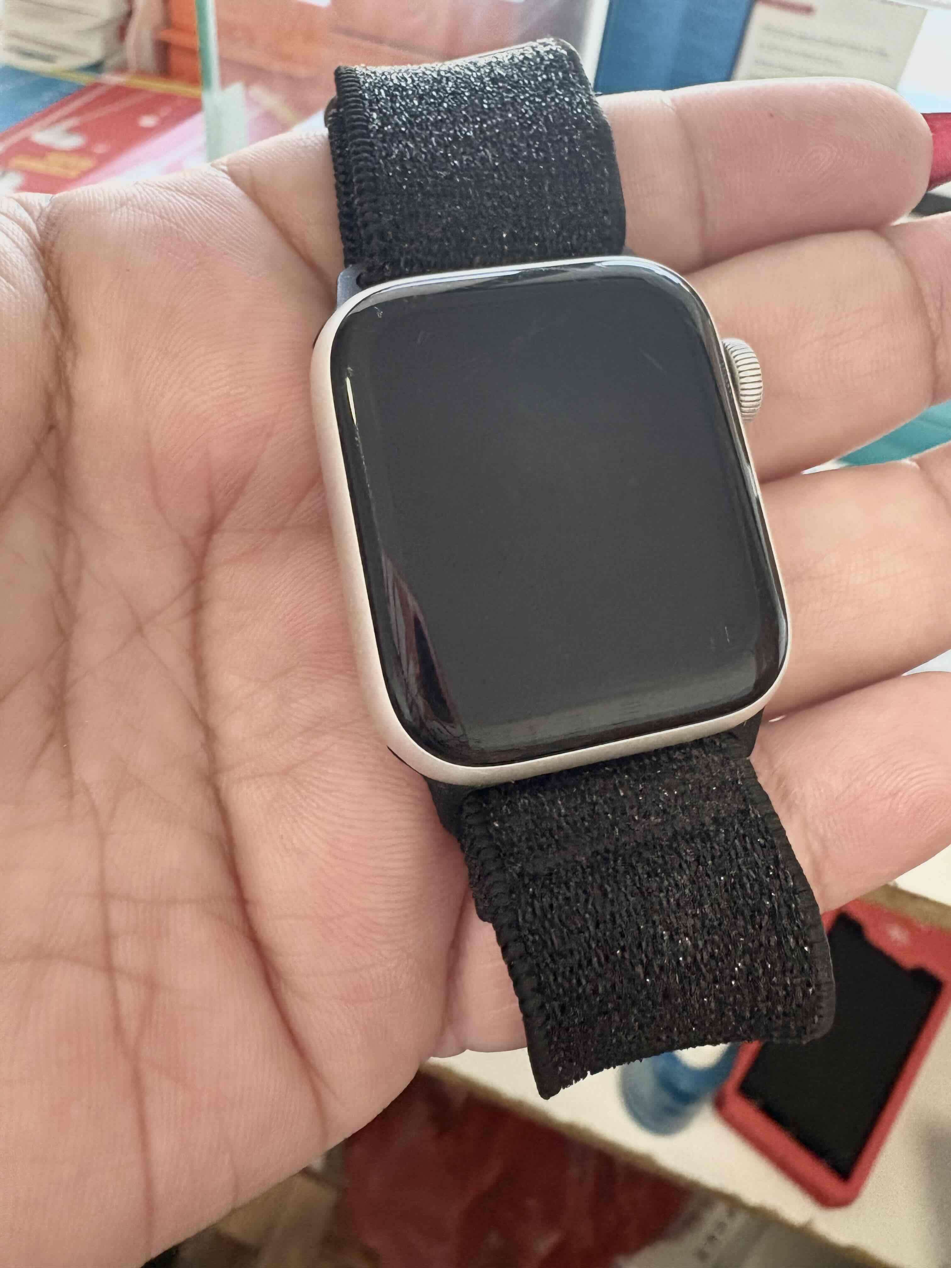 Apple Watch con correa negra - miniatura 3
