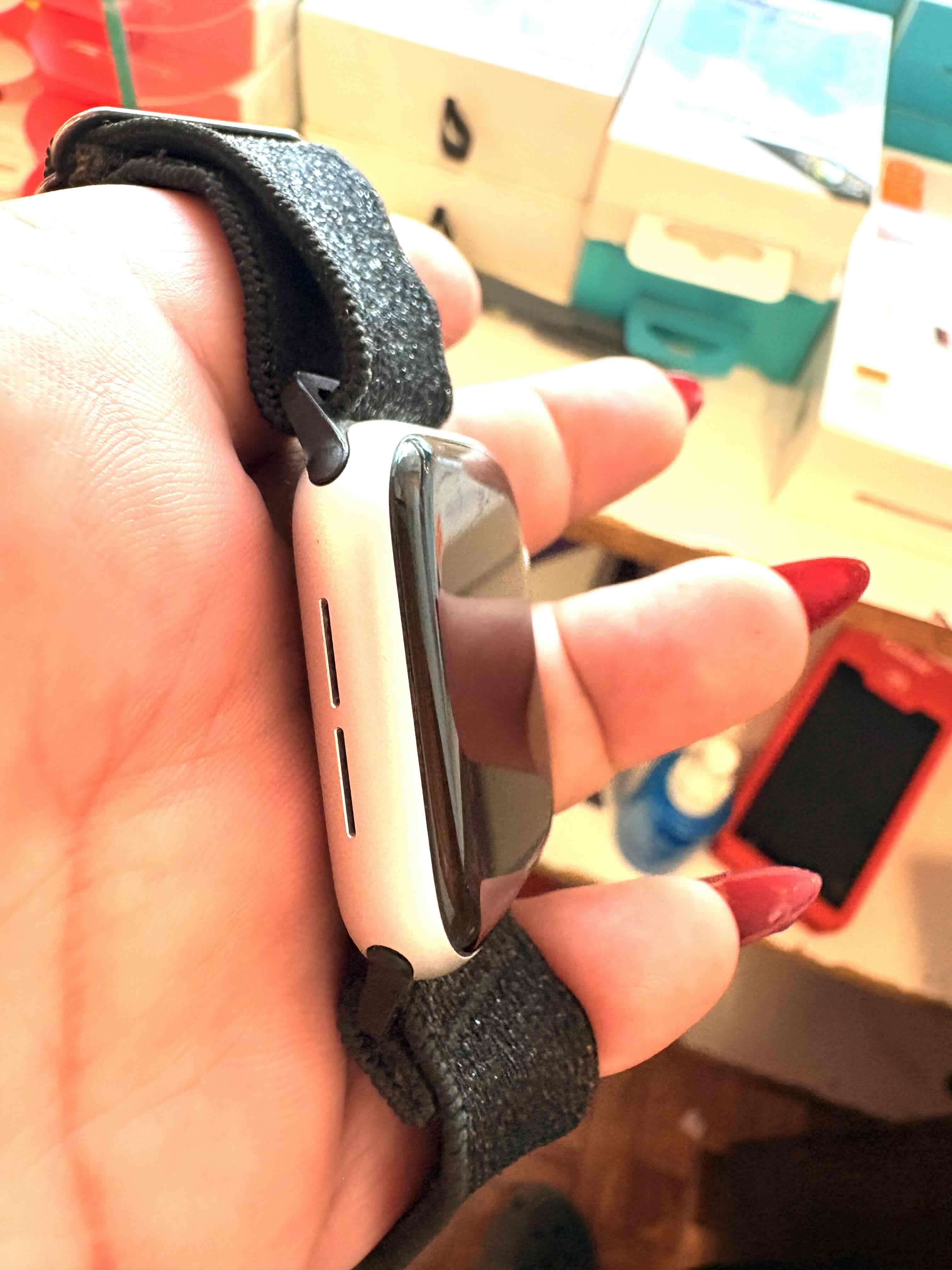 Apple Watch con correa negra - miniatura 6