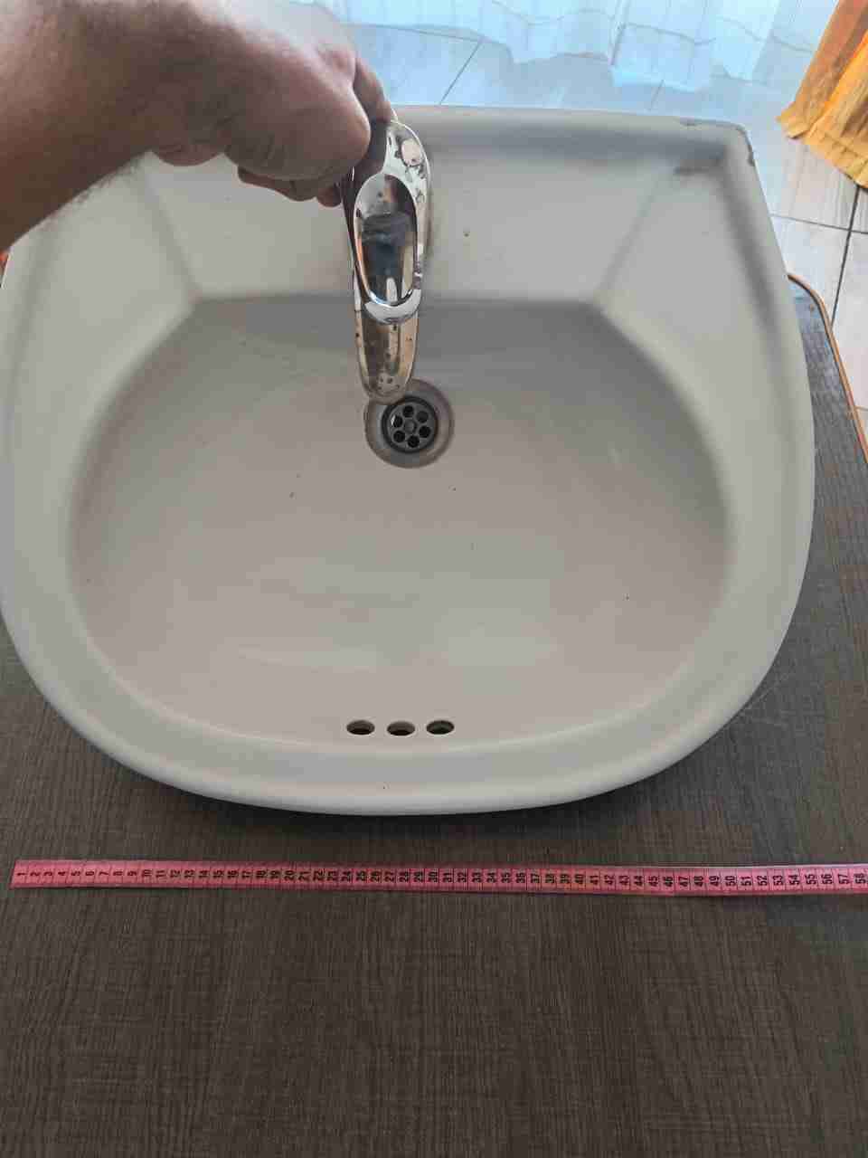 Lavamanos de cerámica con grifo - miniatura 1