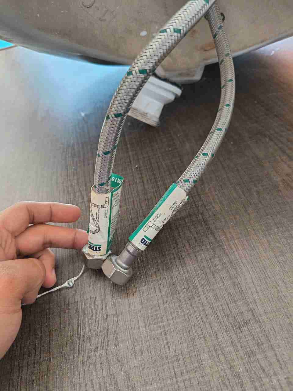 Lavamanos de cerámica con grifo - miniatura 3