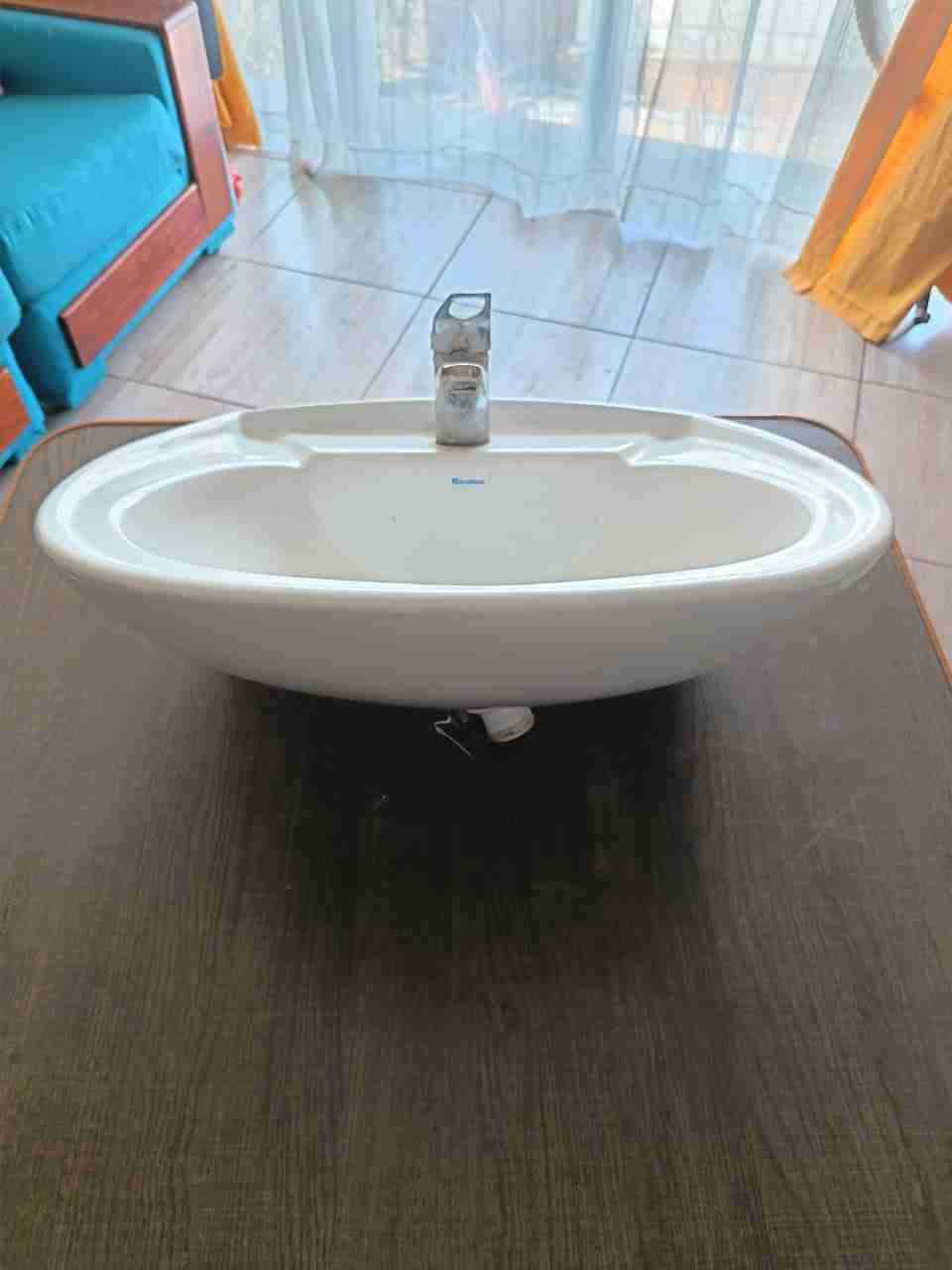 Lavamanos de cerámica con grifo - miniatura 6