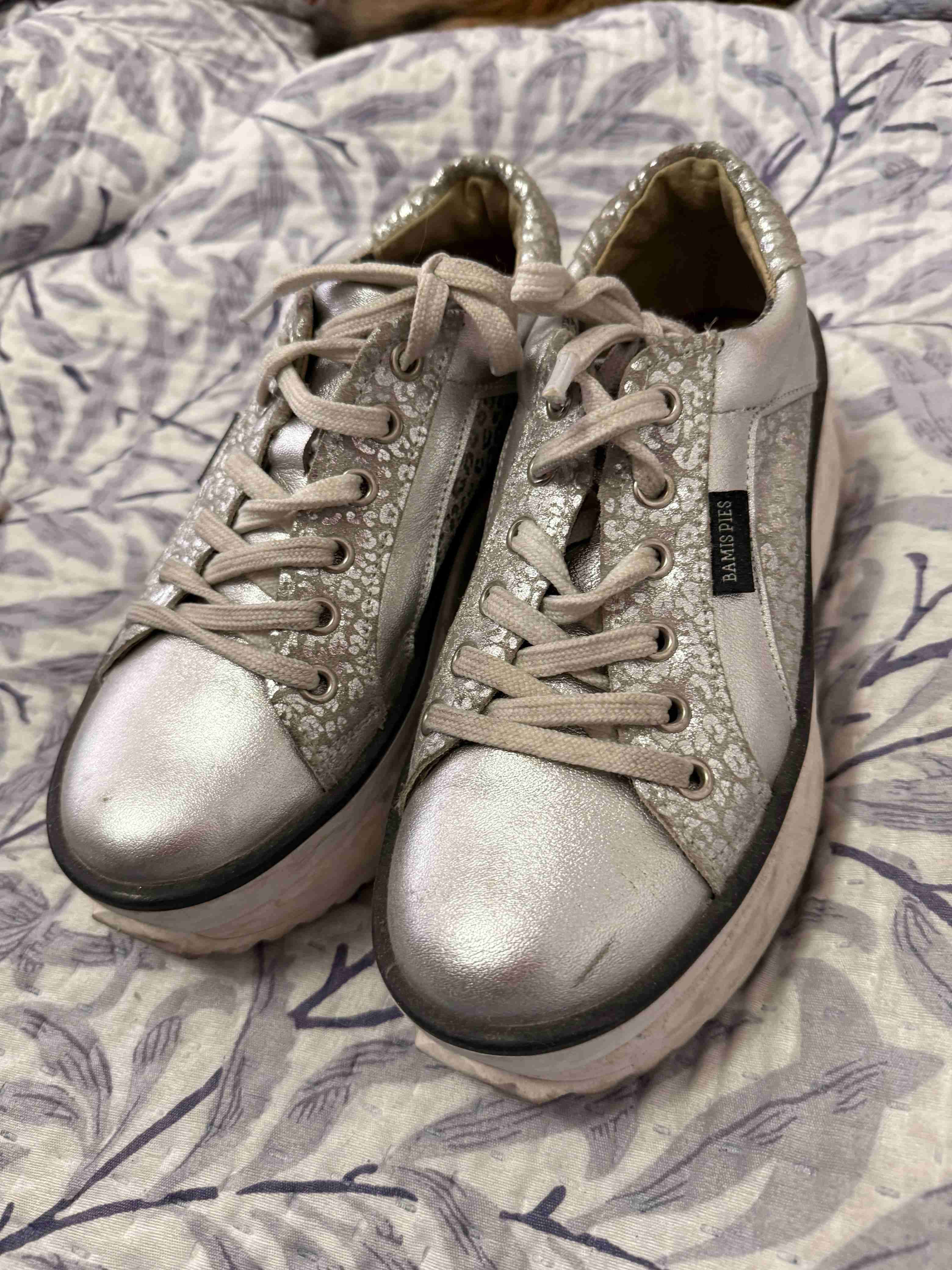 Zapatillas plateadas con estilo