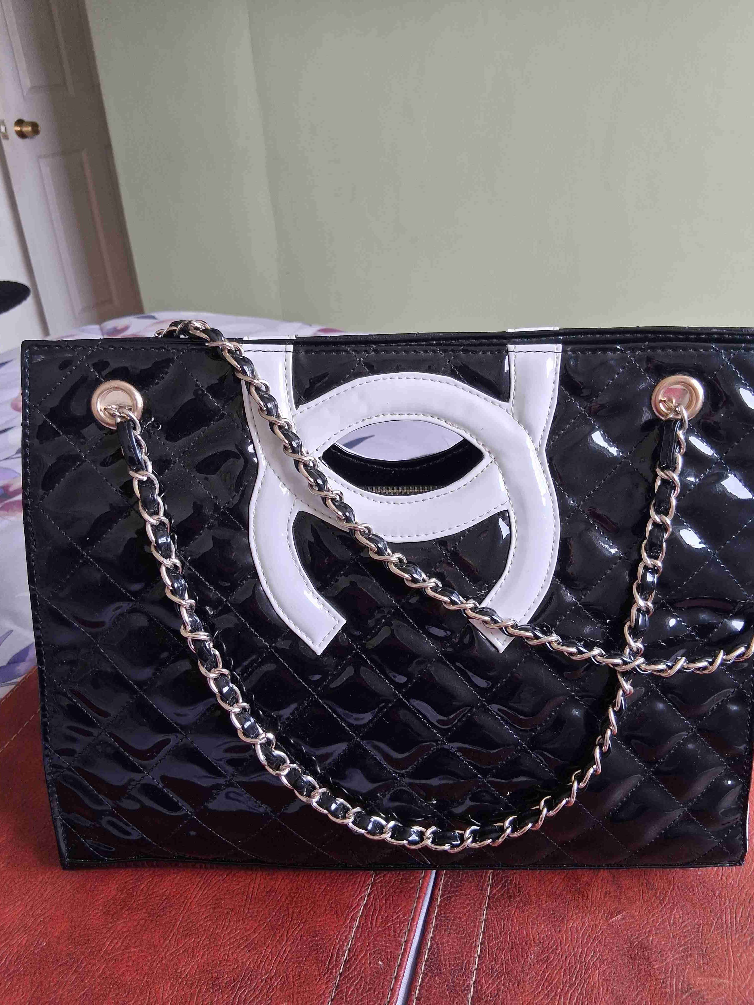 Cartera negra y blanca con cadena - miniatura 1