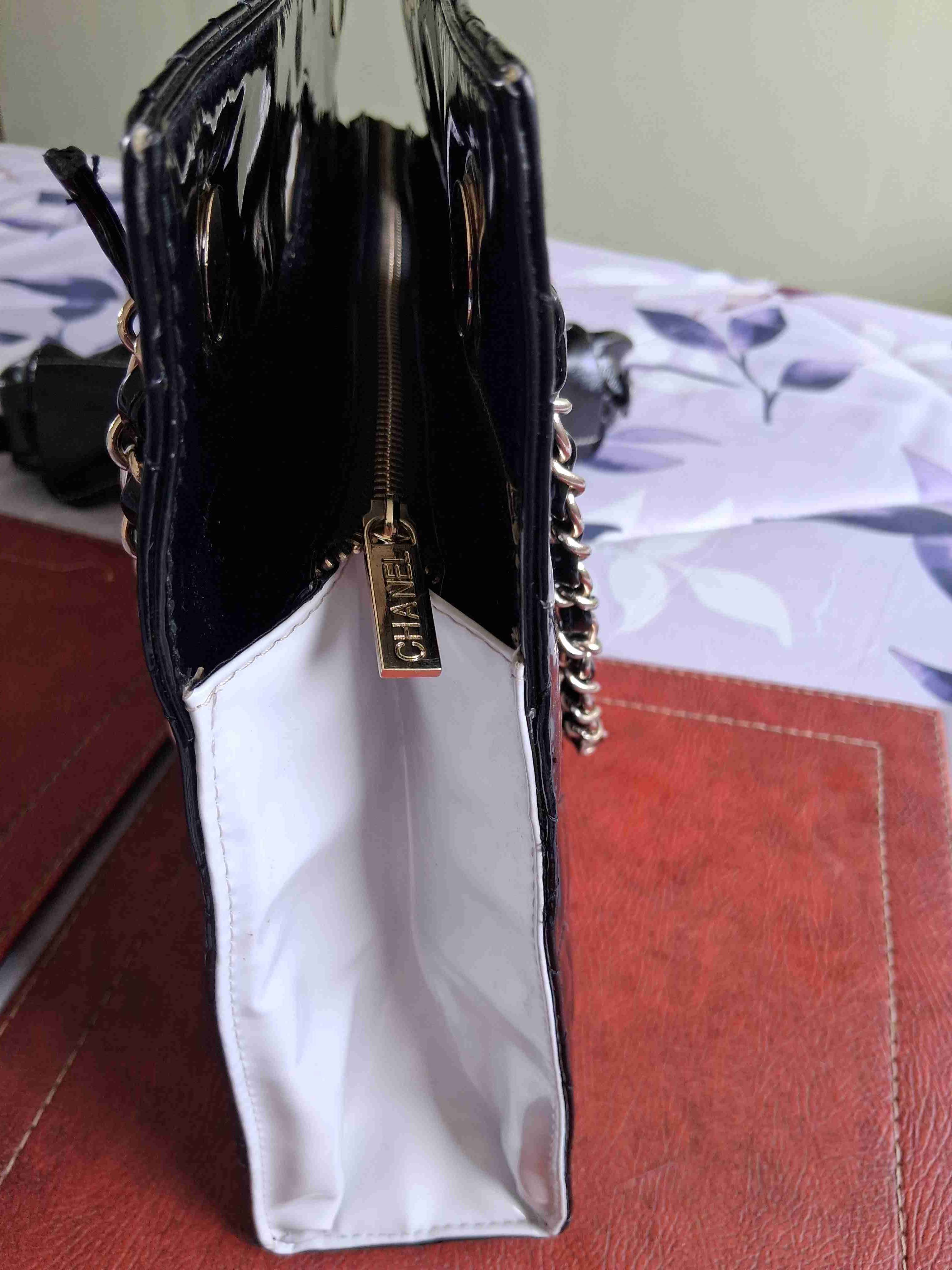 Cartera negra y blanca con cadena - miniatura 2