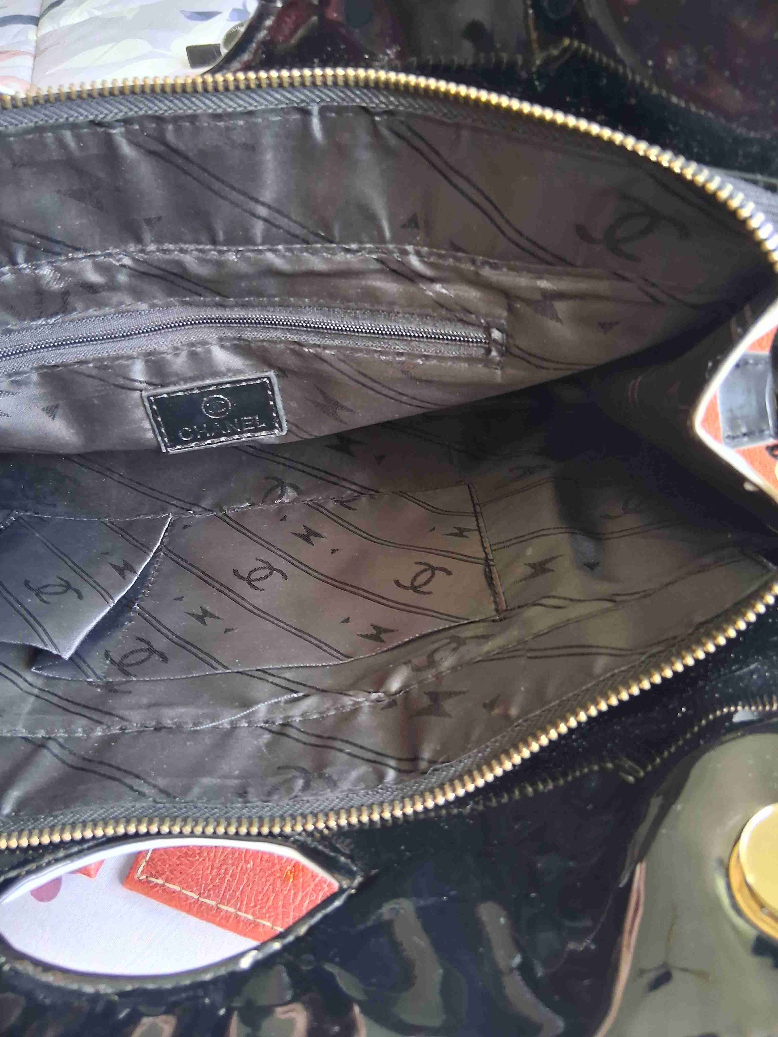 Cartera negra y blanca con cadena - miniatura 3