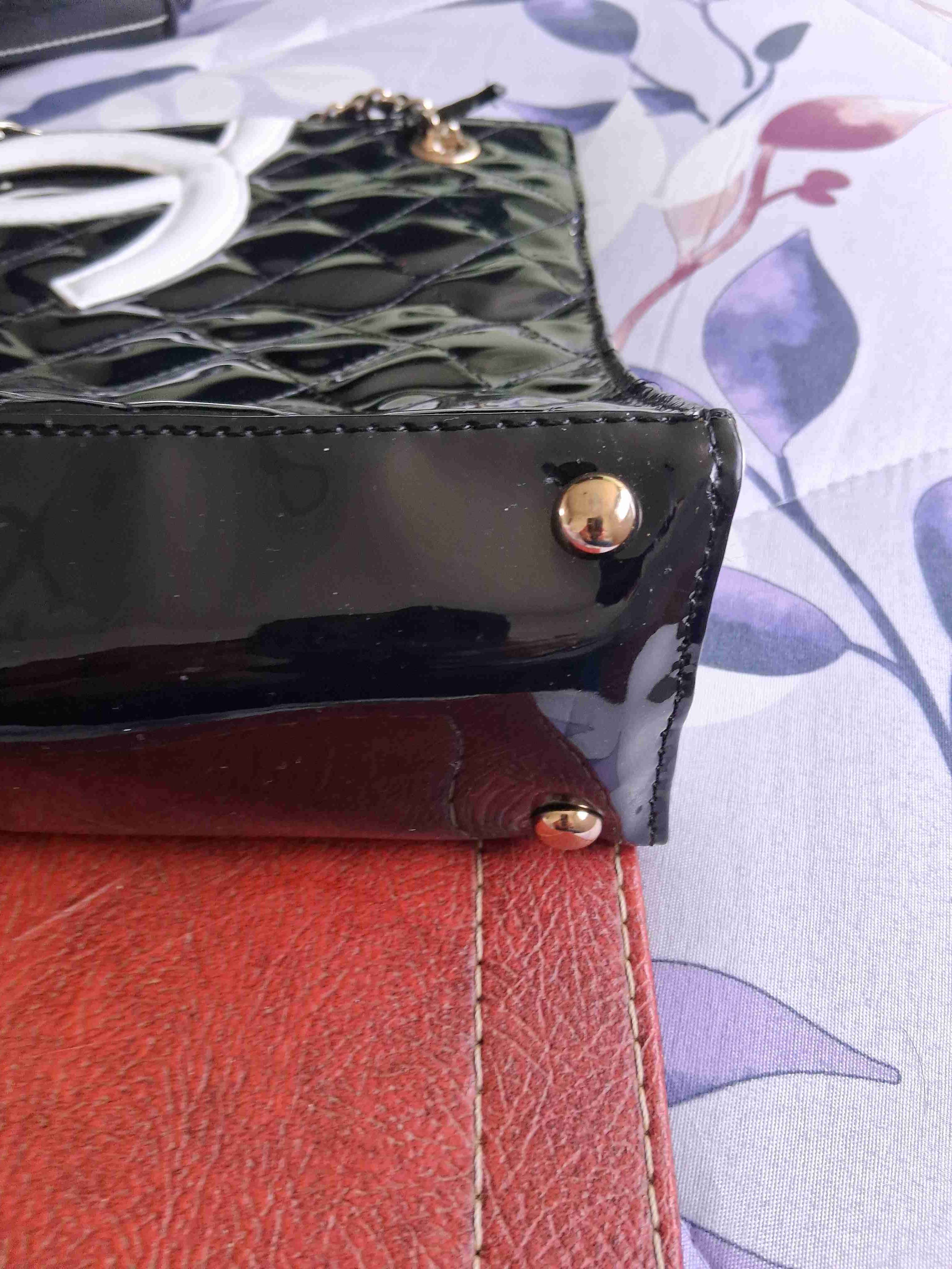 Cartera negra y blanca con cadena - miniatura 4