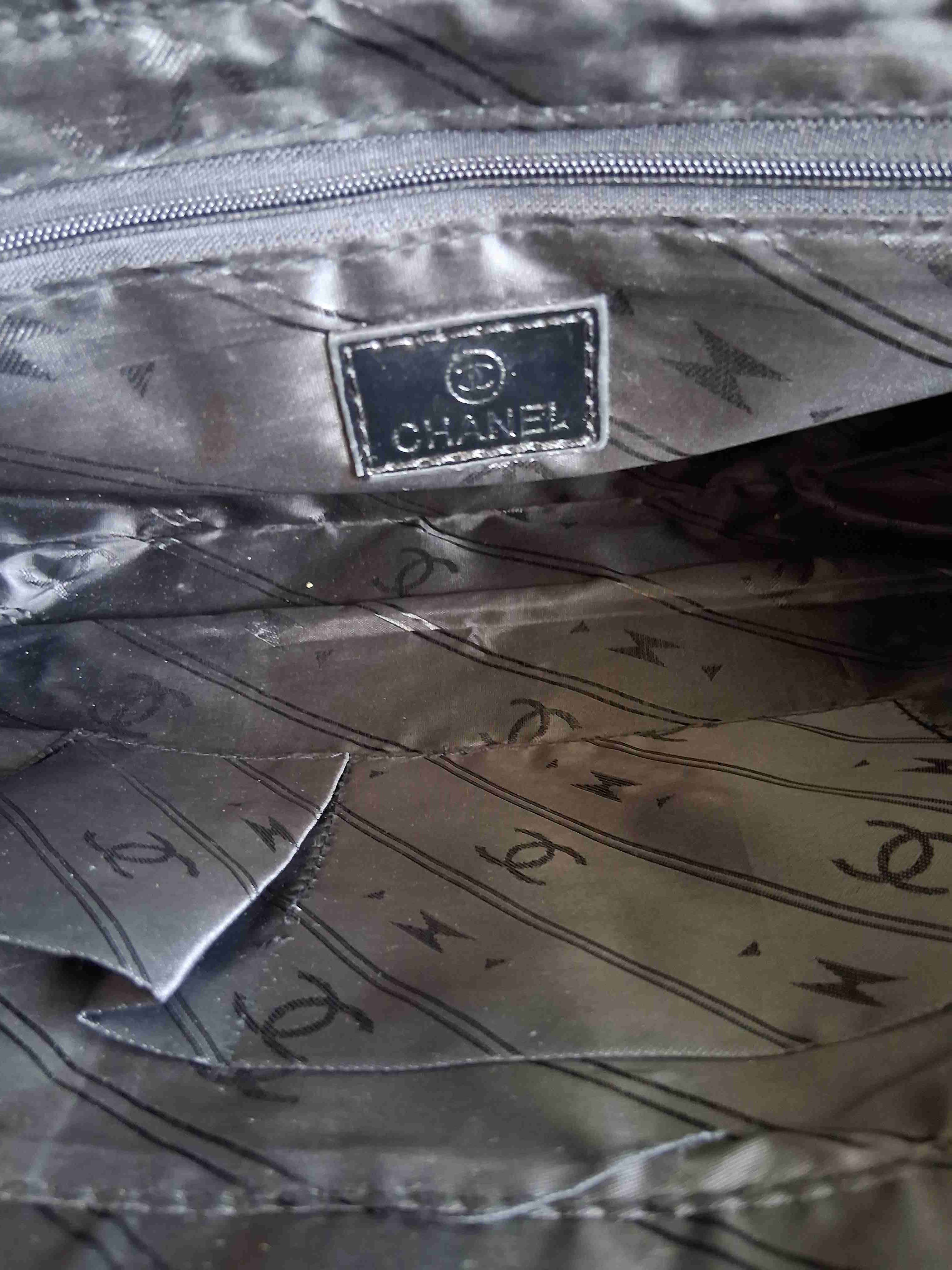 Cartera negra y blanca con cadena - miniatura 5