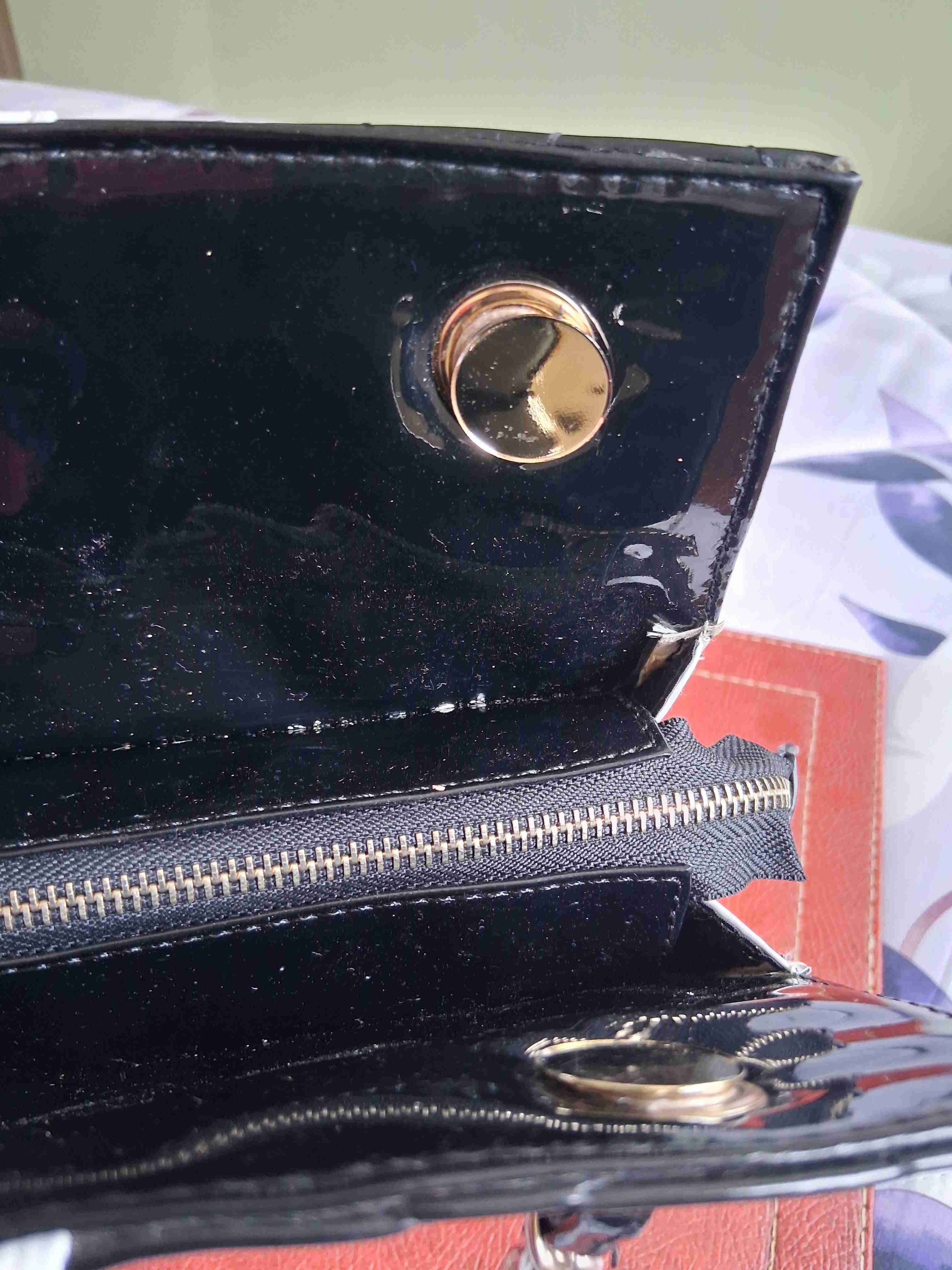 Cartera negra y blanca con cadena - miniatura 6