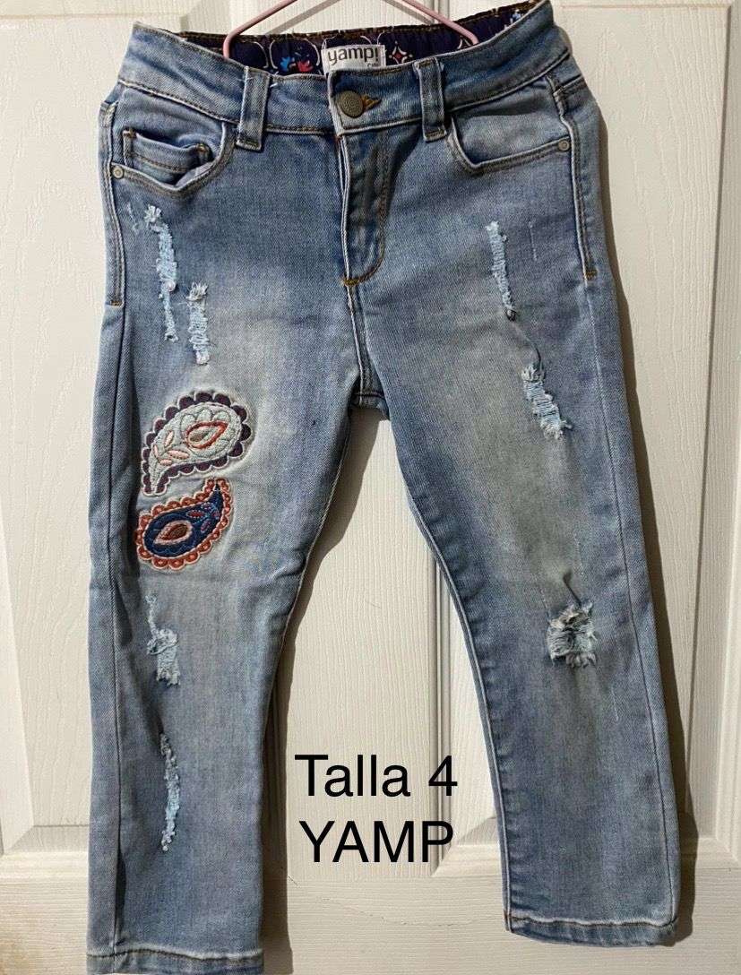 Jeans azules con bordados Yamp