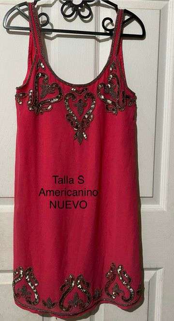 Vestido fucsia con bordados AMERICANICO