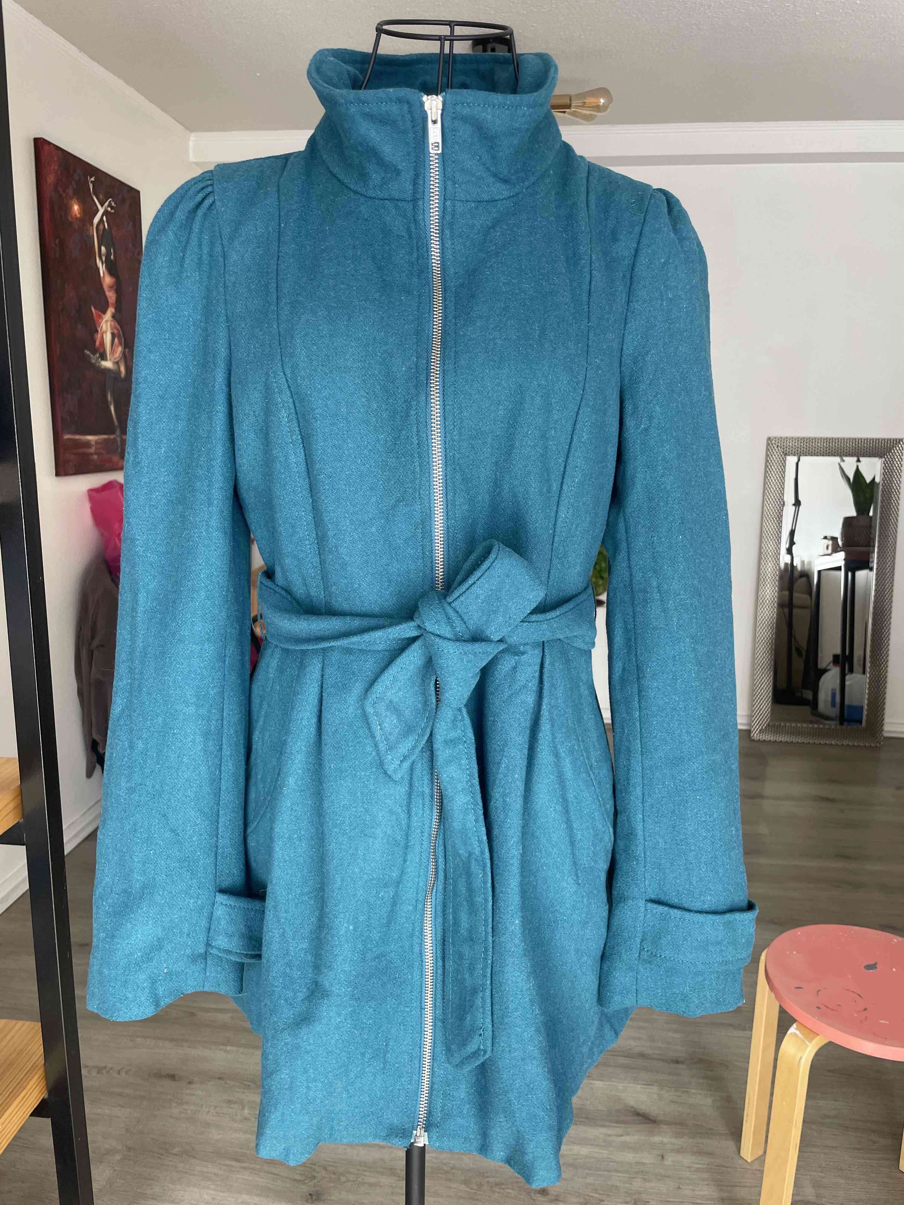 Abrigo azul con cinturón - miniatura 1