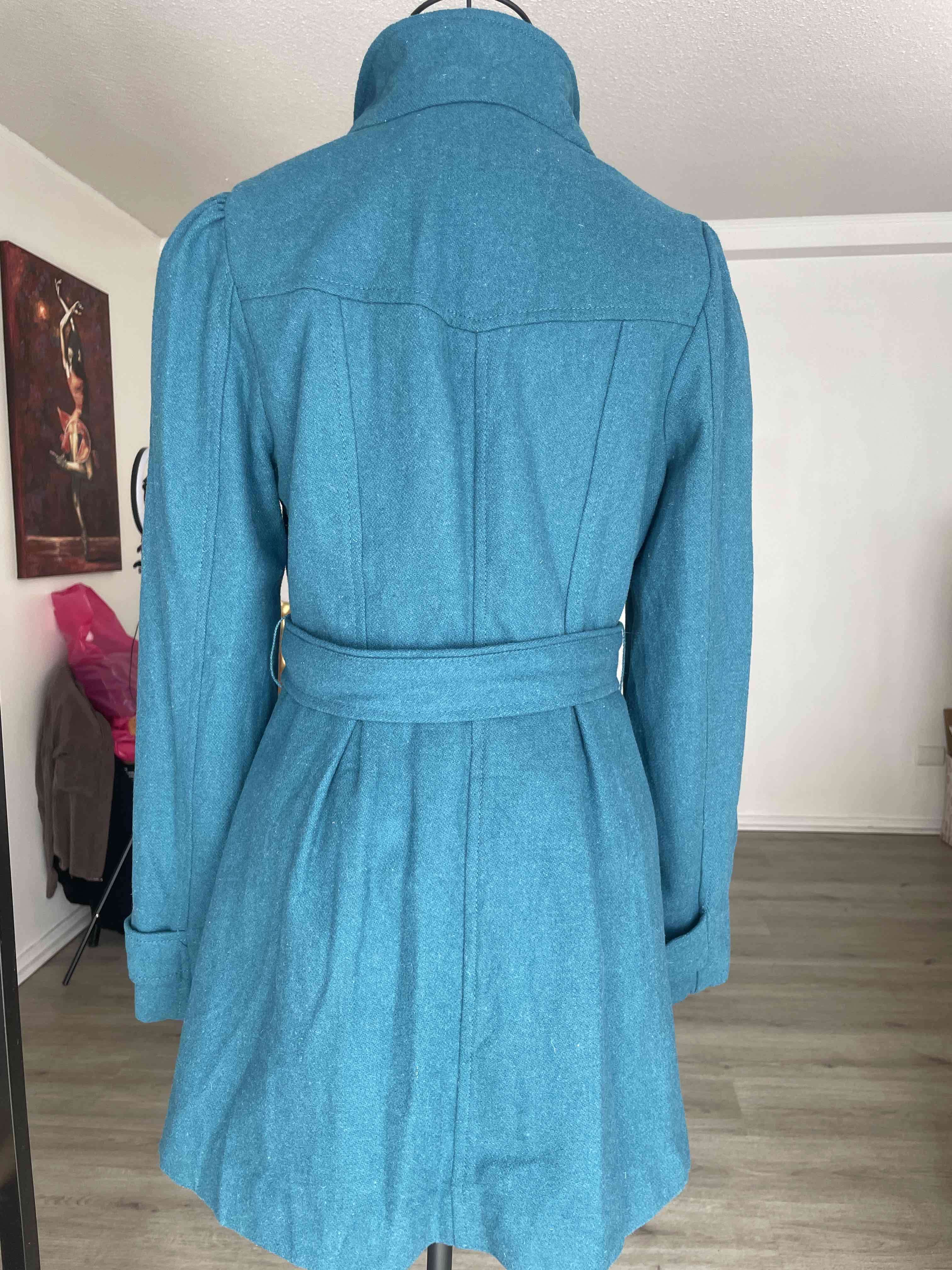 Abrigo azul con cinturón - miniatura 2