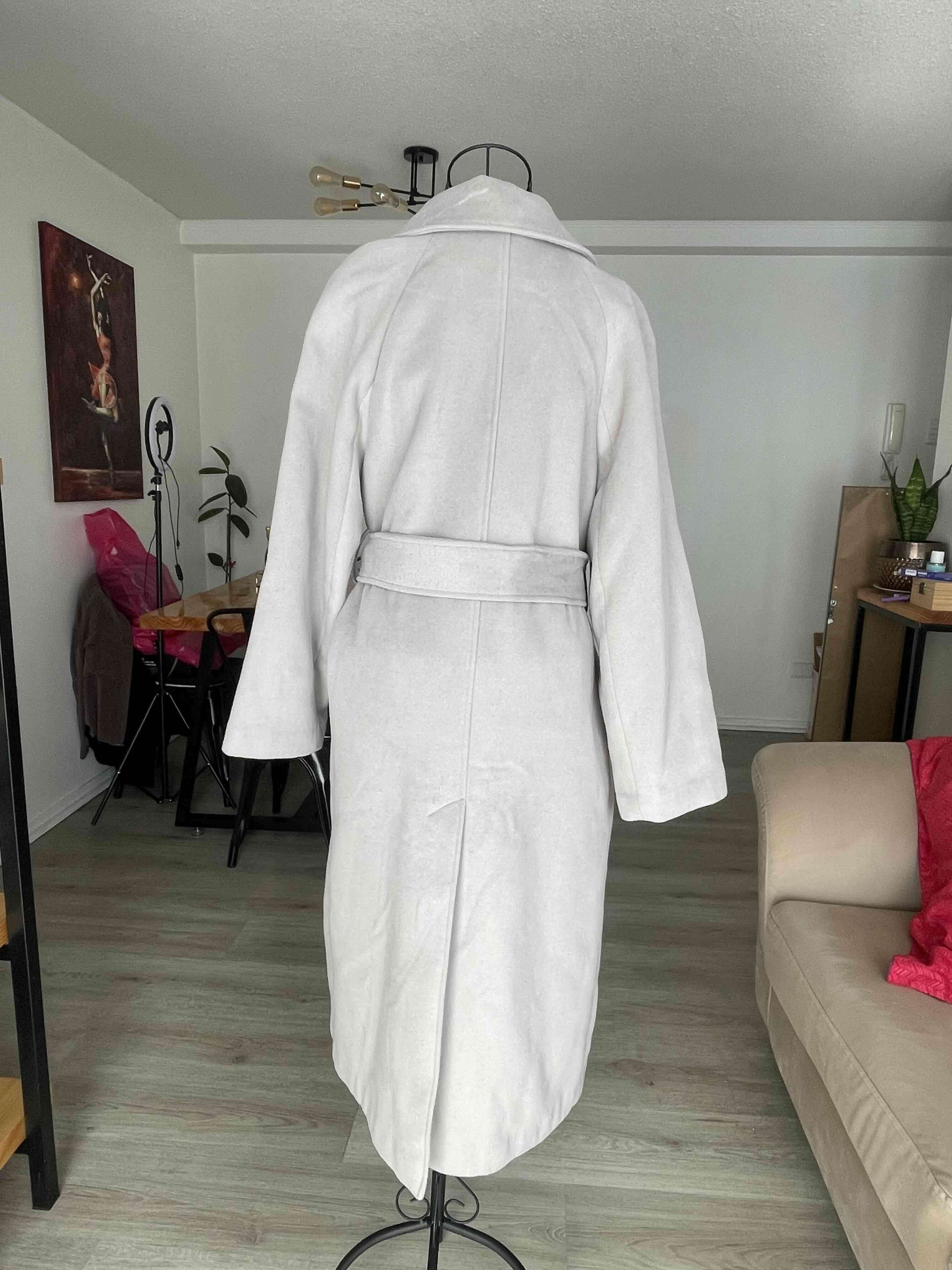 Abrigo gris largo con cinturón xs - miniatura 2