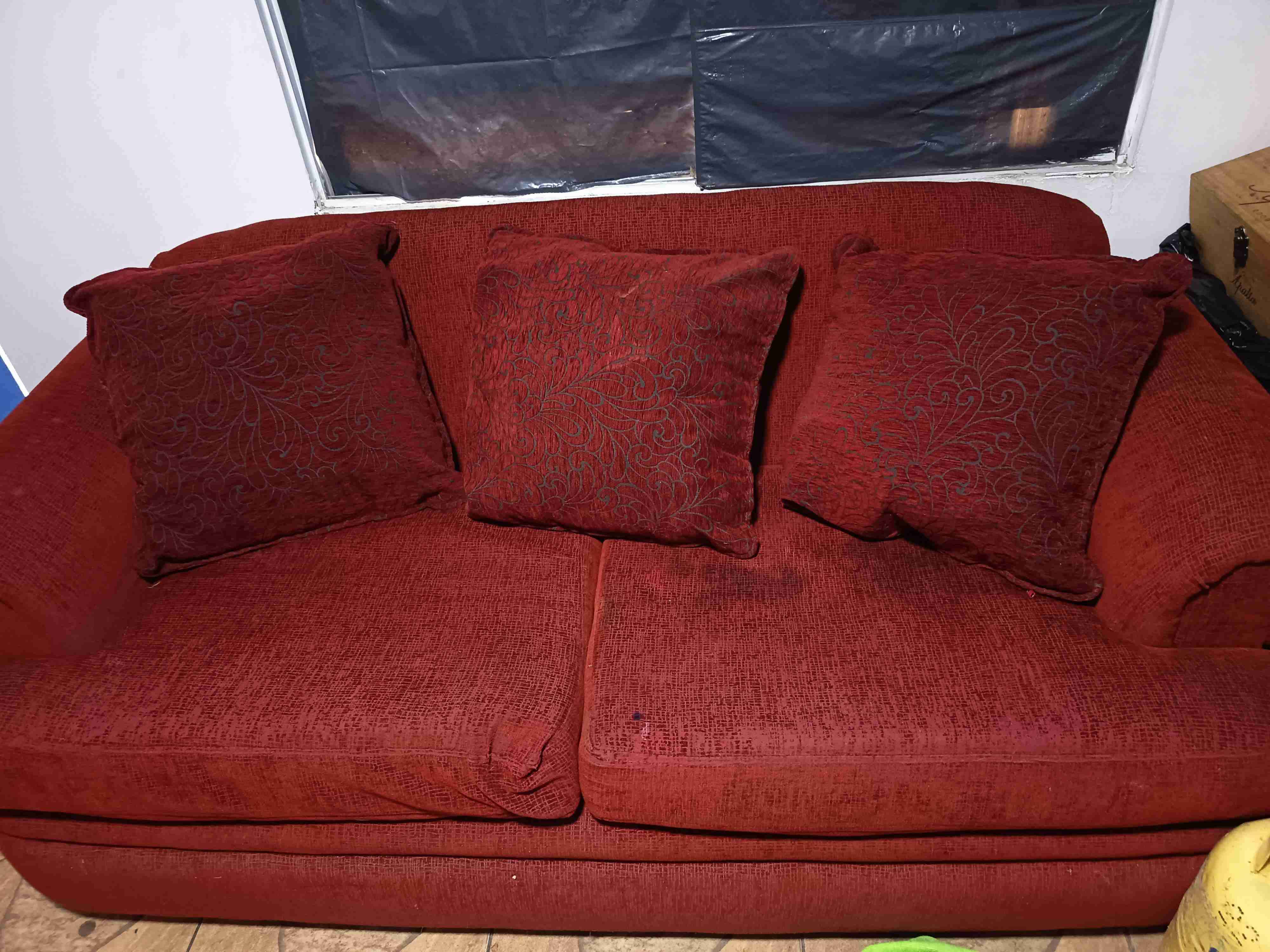 Sofá de tres plazas rojo