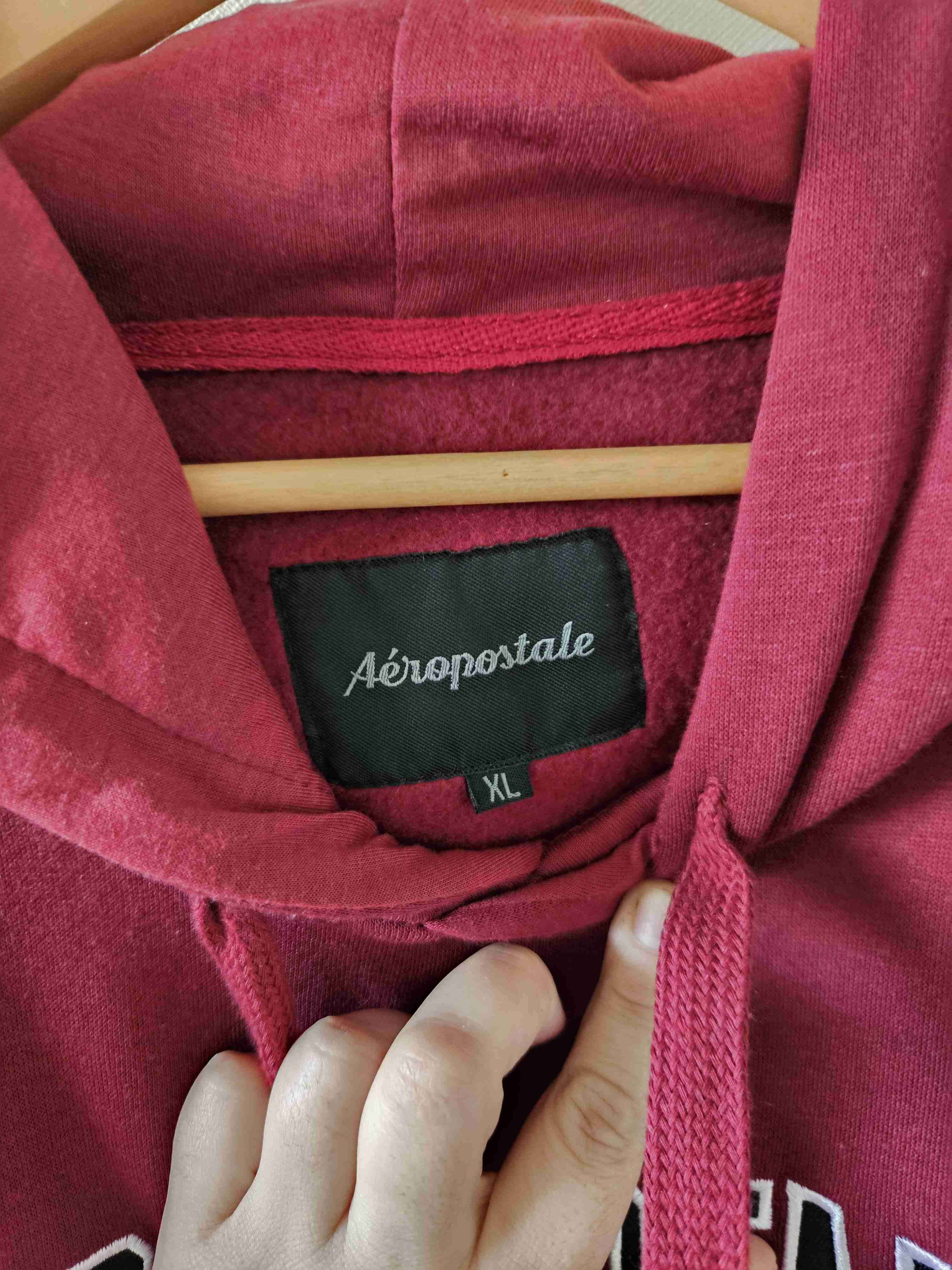 Polerón burdeo Aeropostale con capucha - miniatura 2