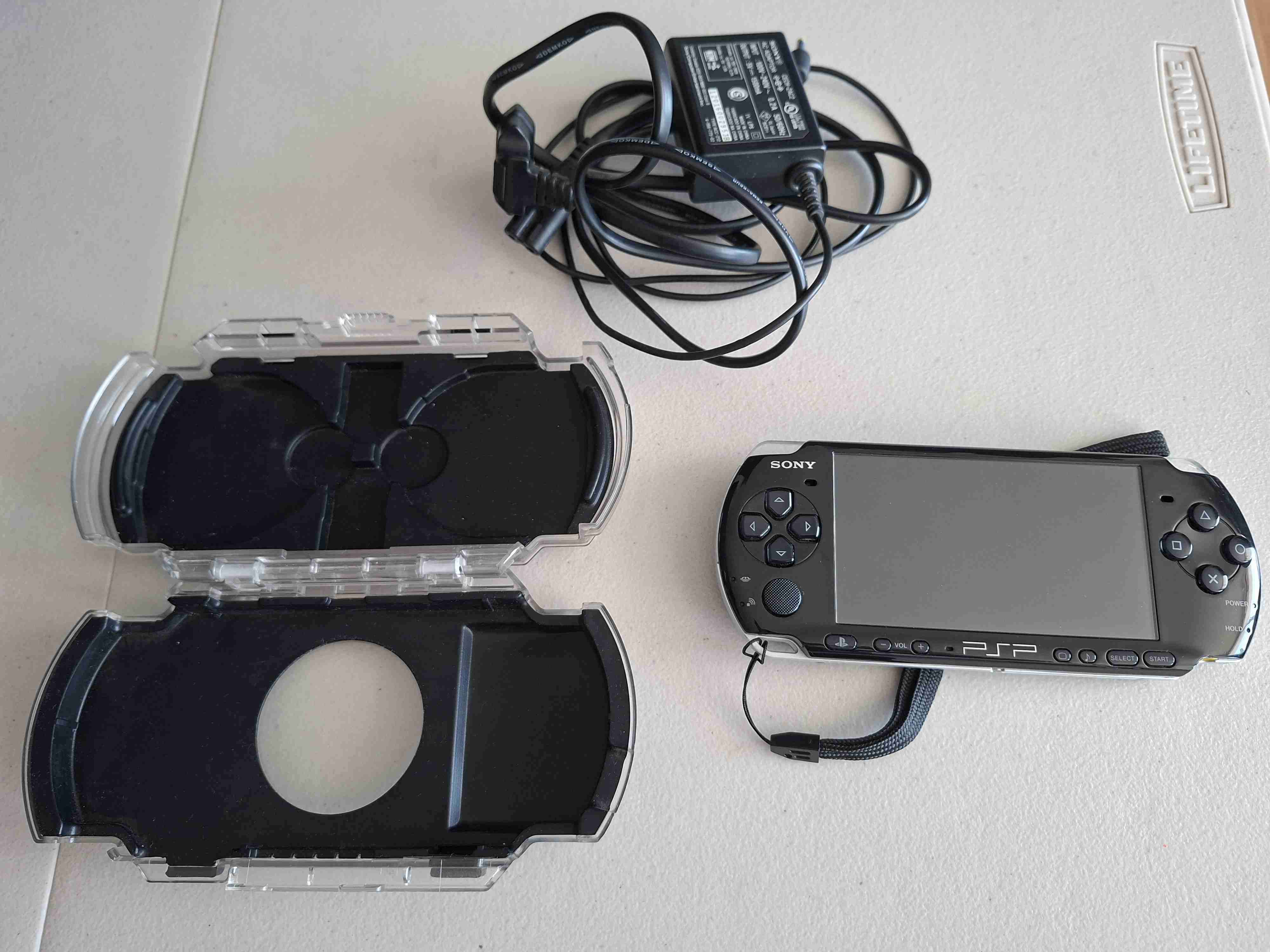 Consola PSP Sony con accesorios - miniatura 1