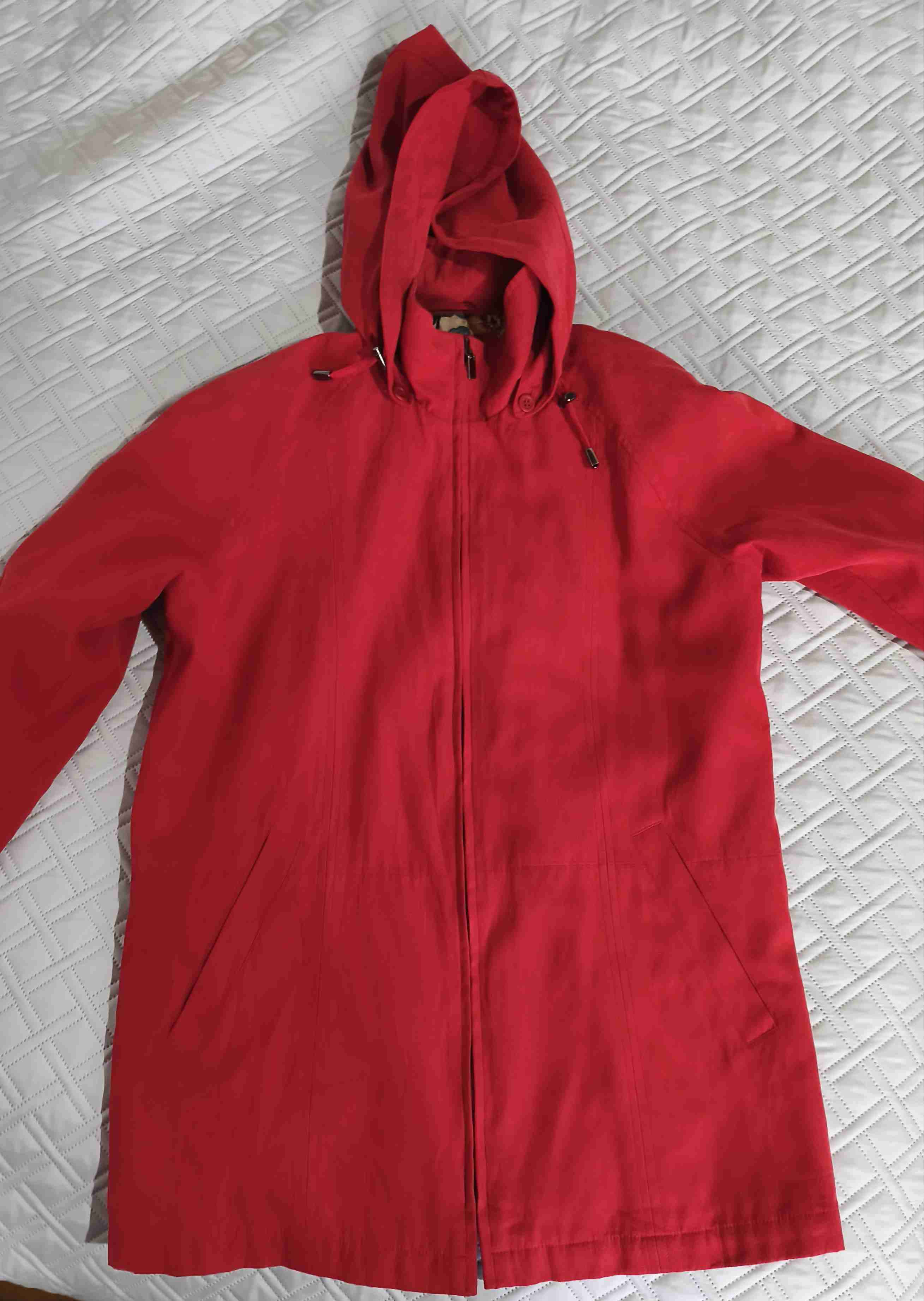 Abrigo rojo con capucha - miniatura 1